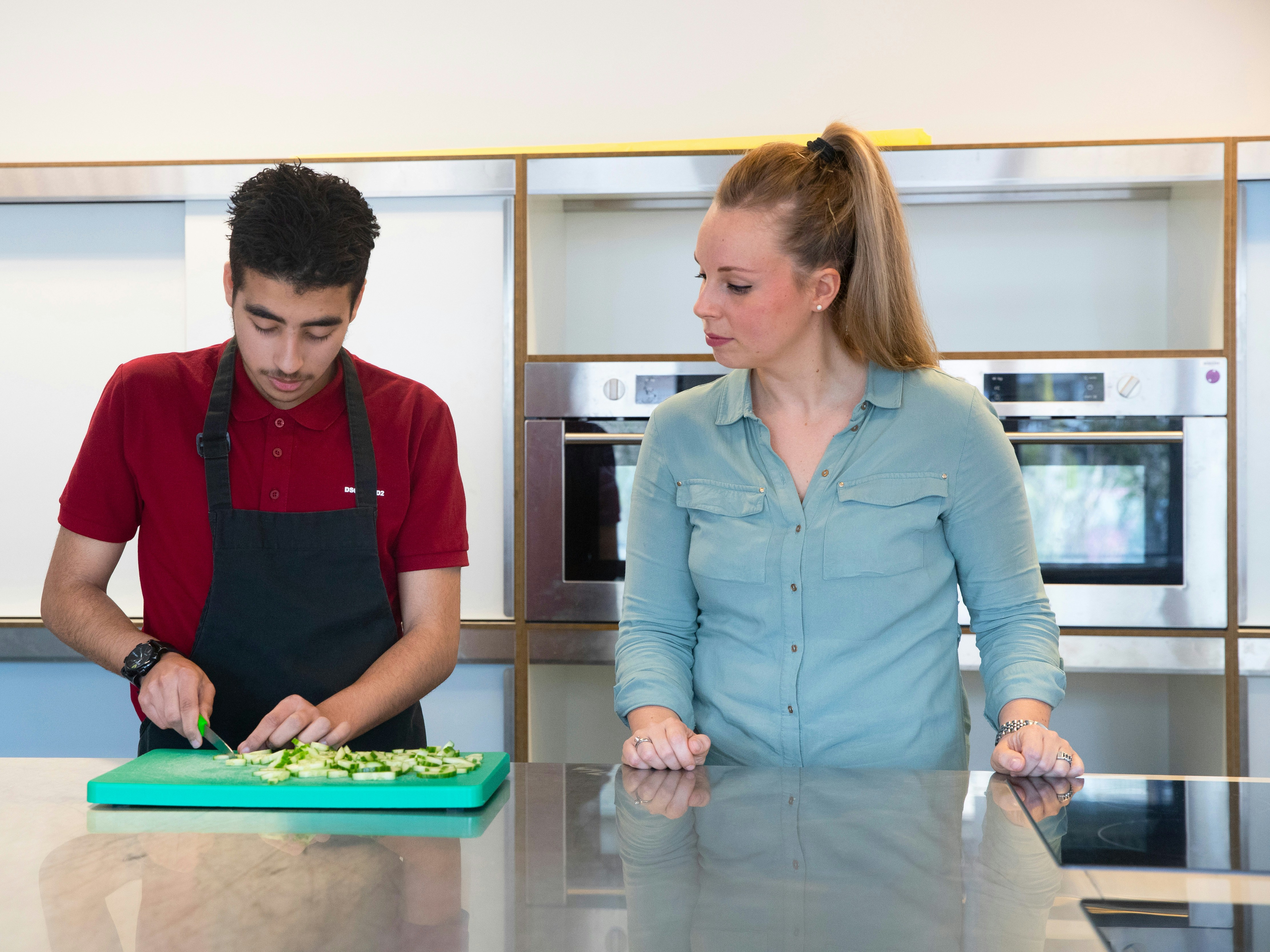 Student snijdt iets op een snijplank