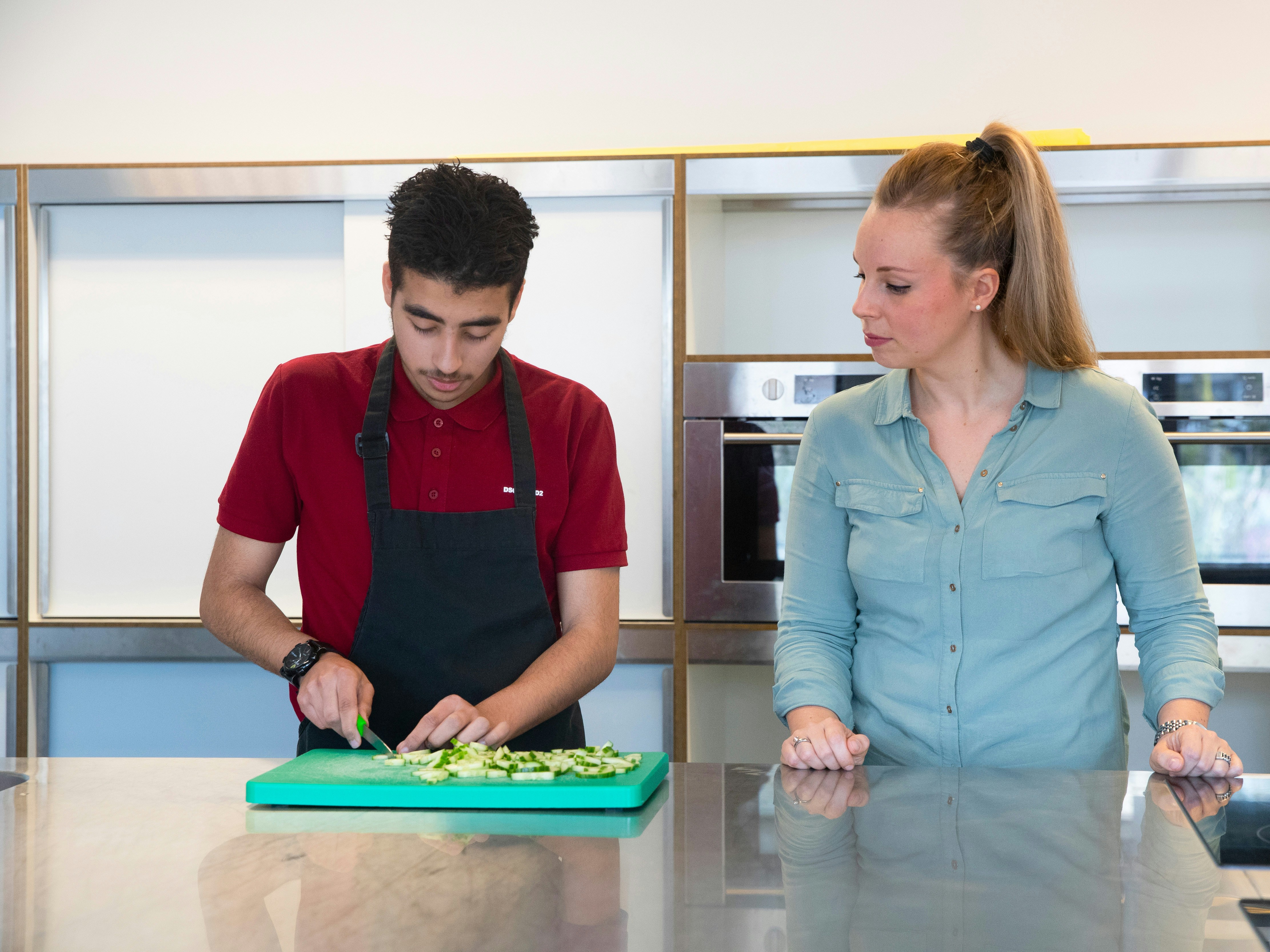 Student snijdt iets op een snijplank