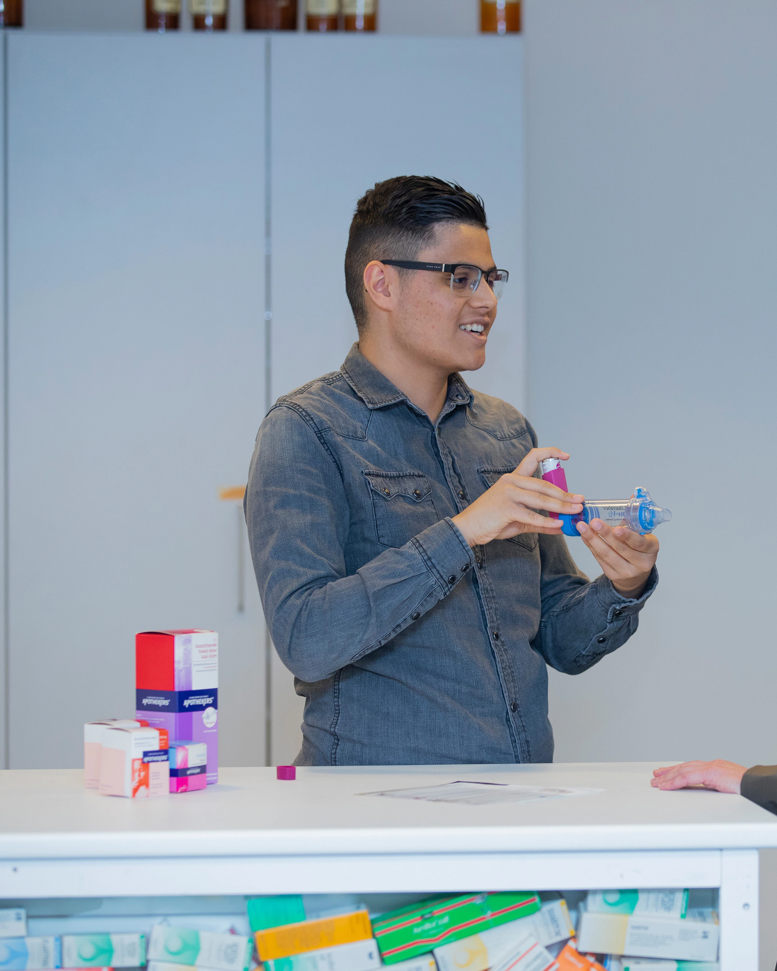 Student laat klant een zuurstofapparaat zien