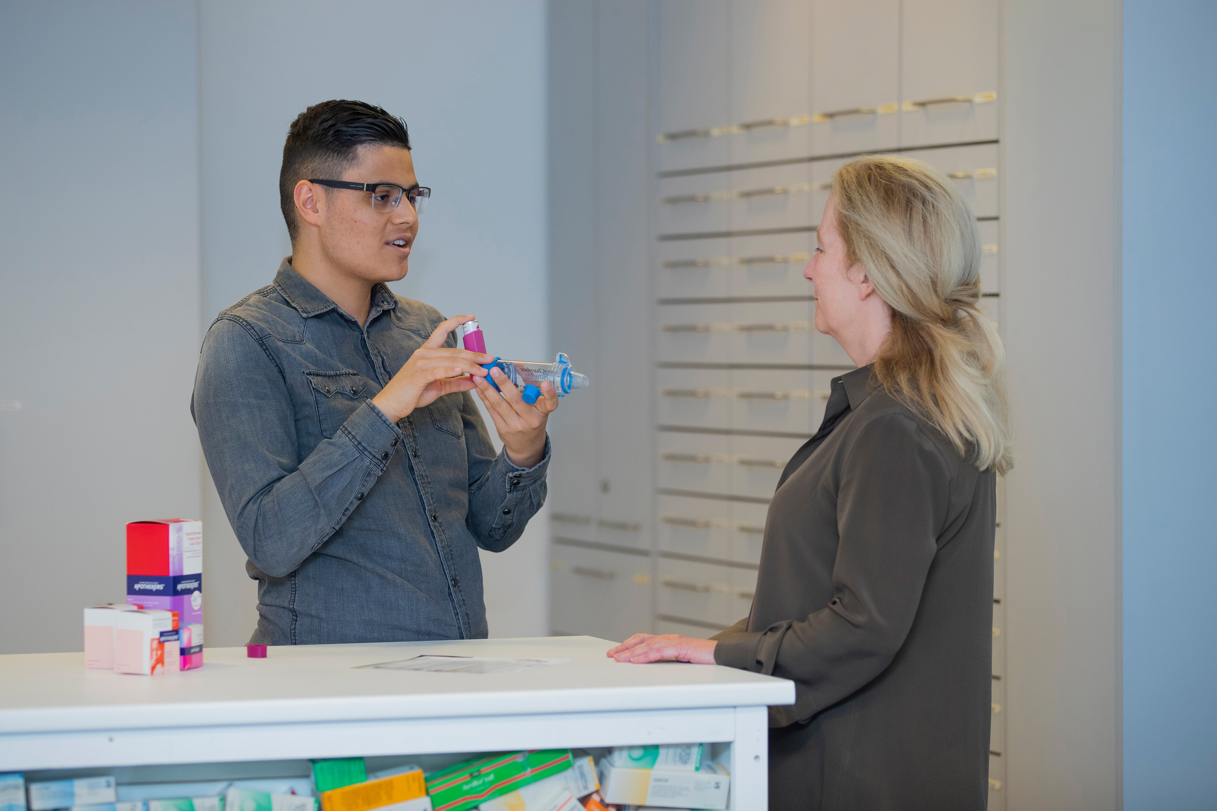 Student laat klant een zuurstofapparaat zien