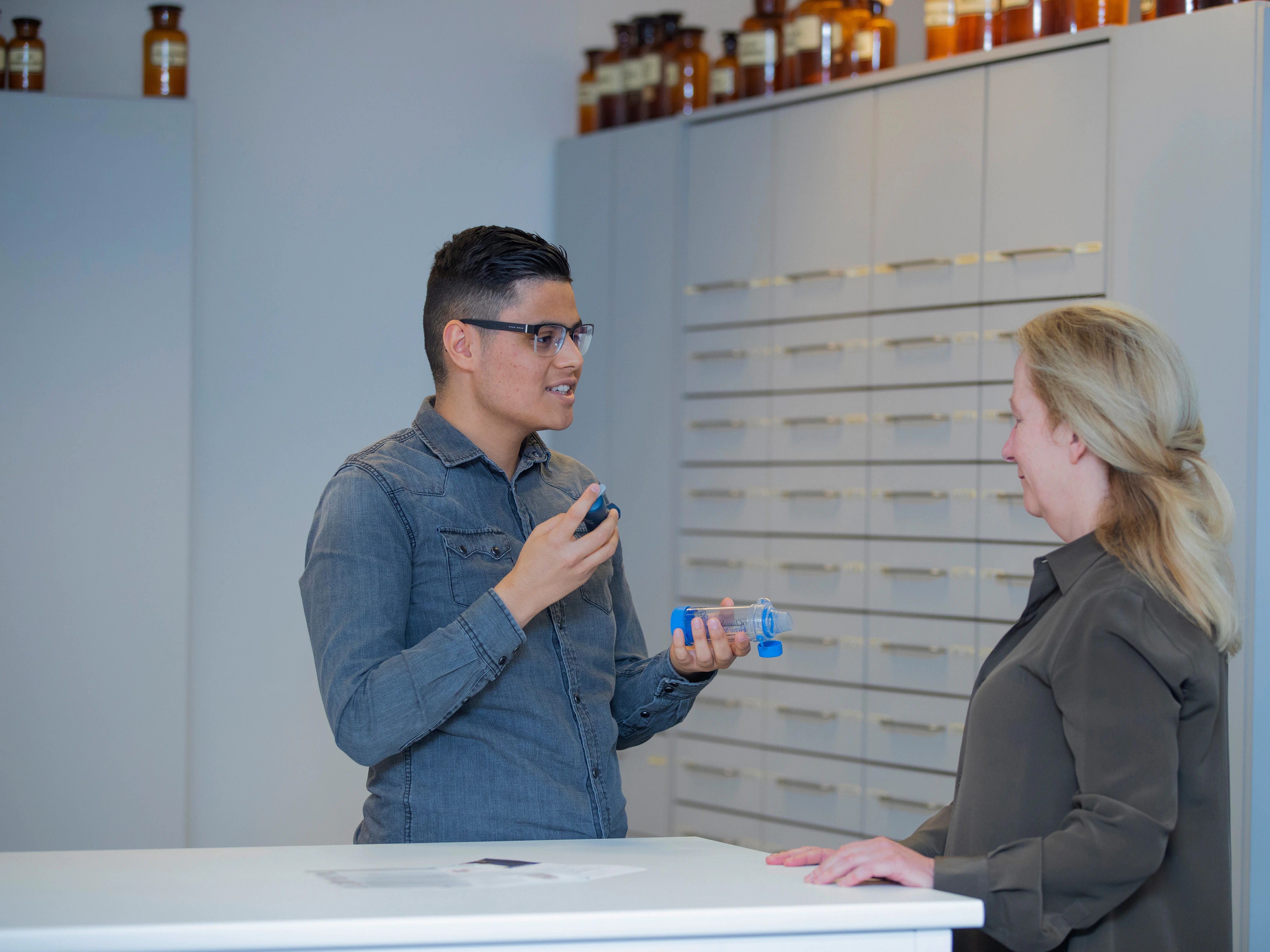 Student laat klant een zuurstofapparaat zien