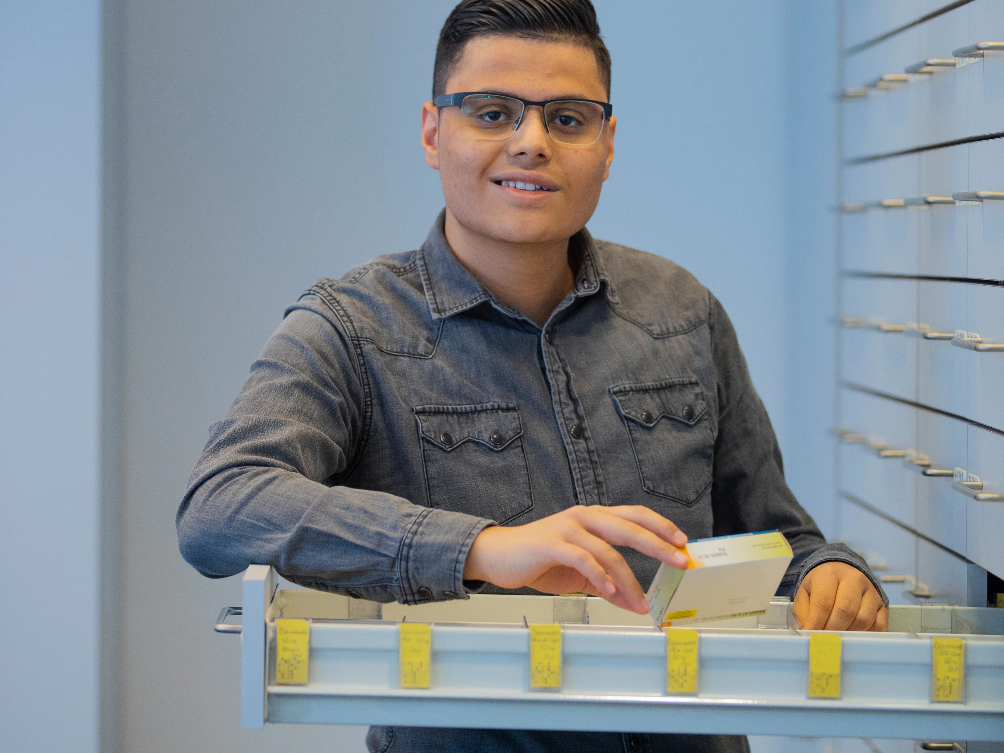 Student staat voor een medicijnkast