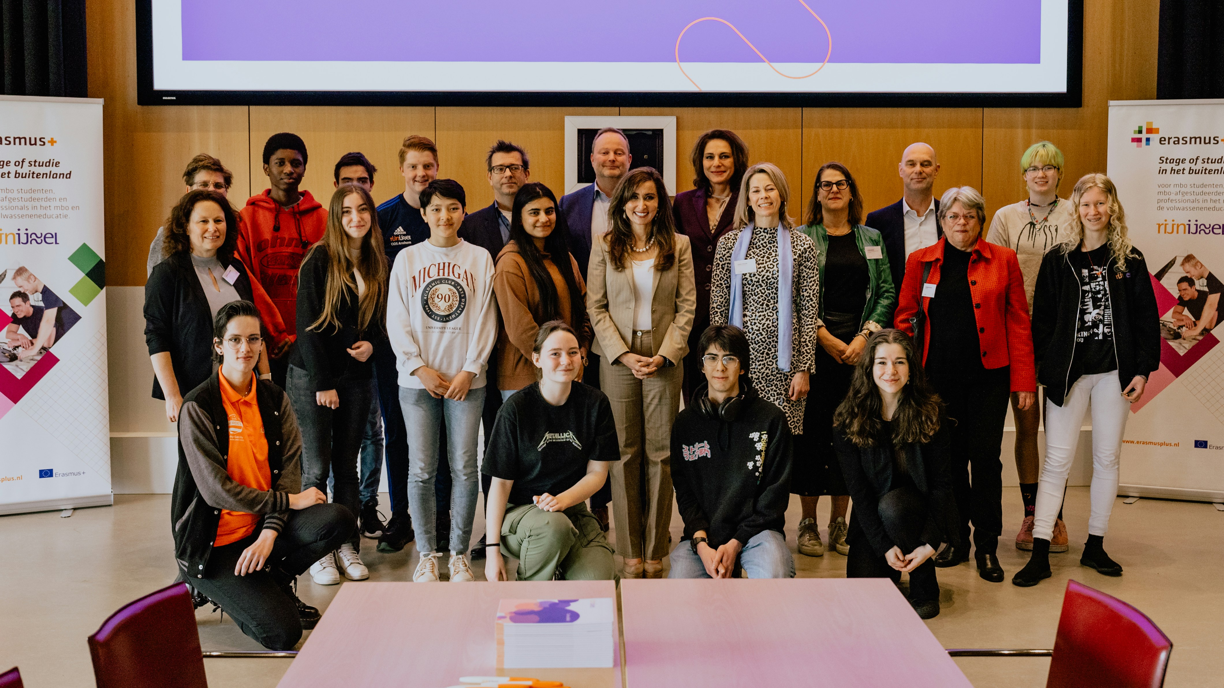 Shefali Razdan Duggal met alle Rijn IJssel-betrokkenen