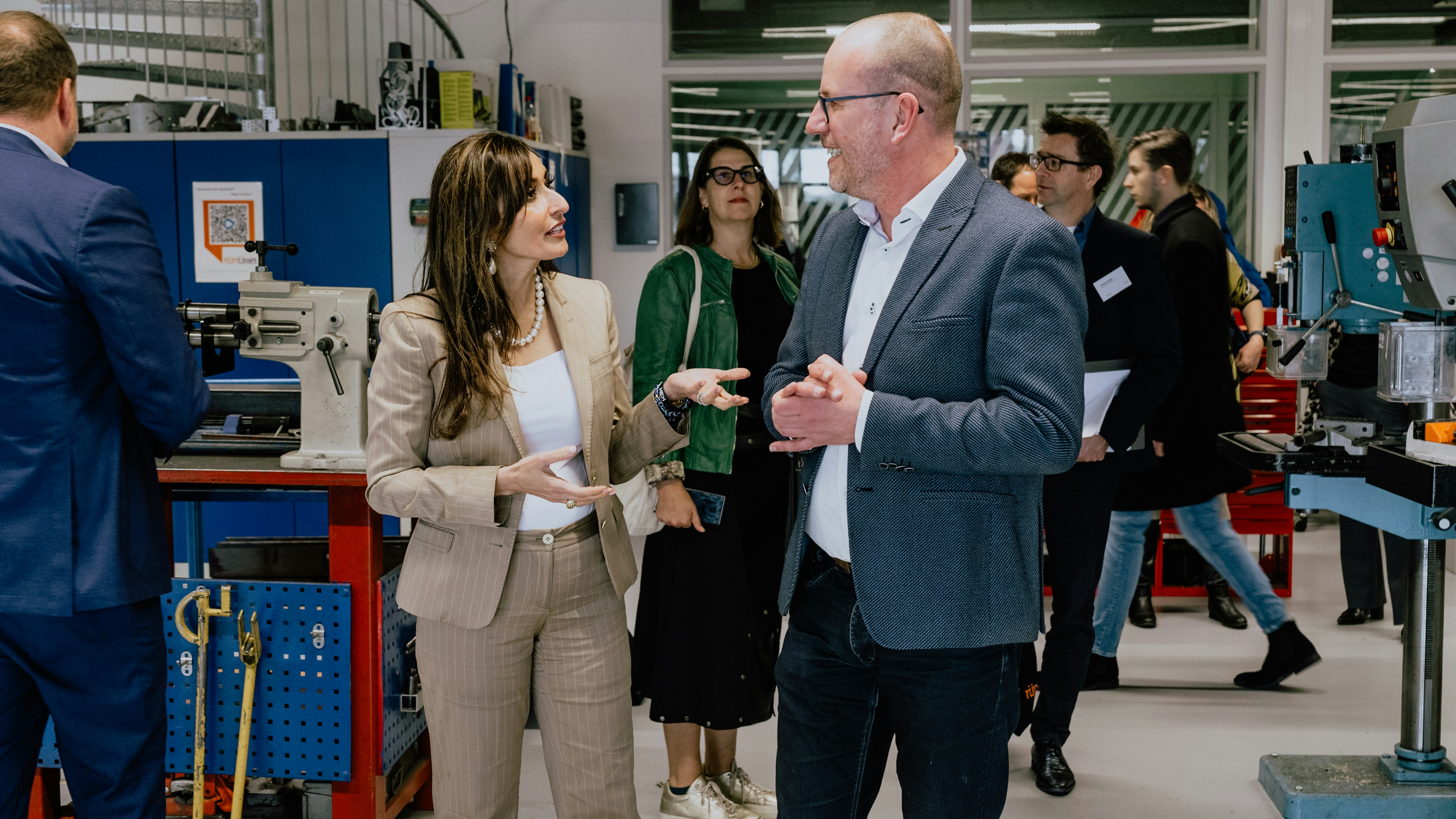 Shefali Razdan Duggal krijgt een rondleiding door Tech Plaza