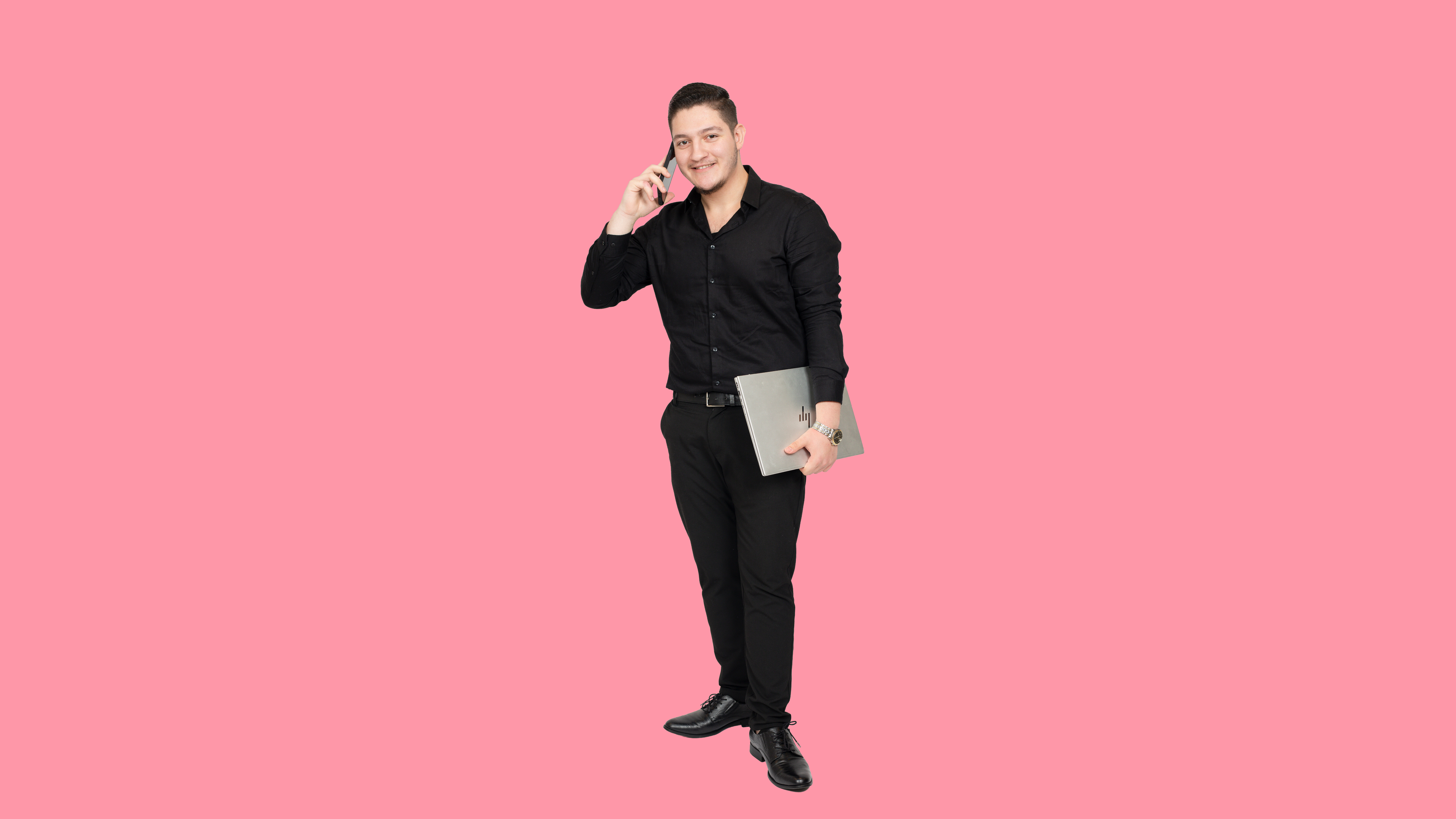 Jongen met een laptop in de hand kijkt bellend naar de camera