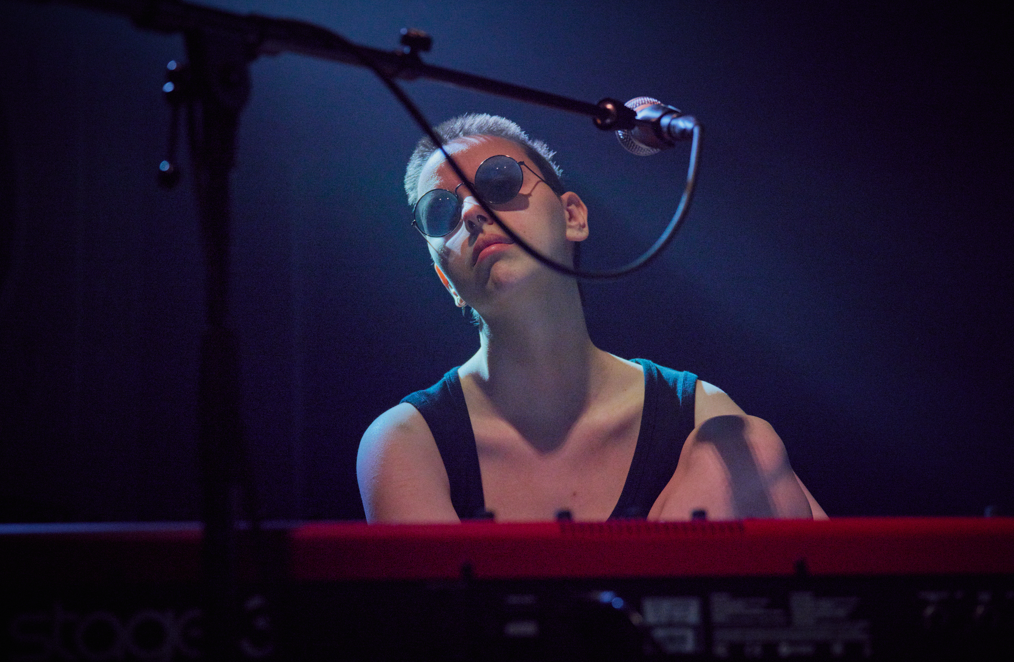 Studente zit achter een keyboard