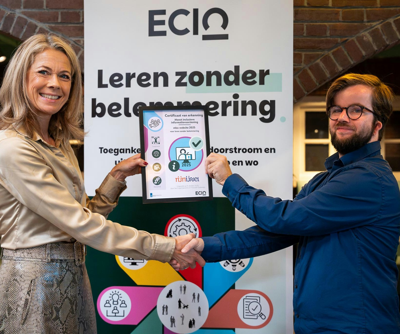 Man geeft vrouw een certificaat. Op de achtergrond staat een banner met ECIO leren zonder belemmering
