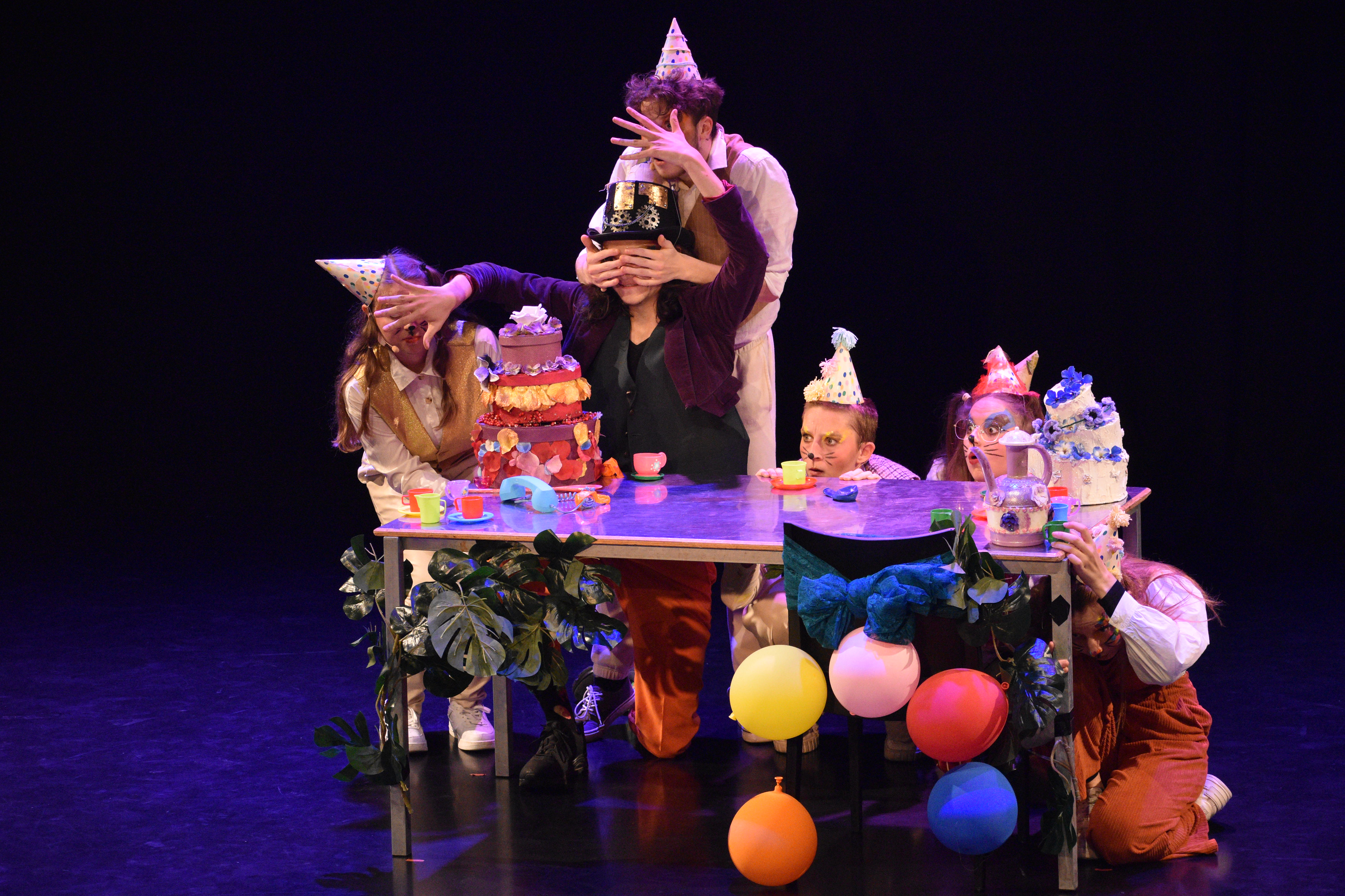 Student wijst naar een andere student die een aantal vlaggen van landen in zijn hand houdt