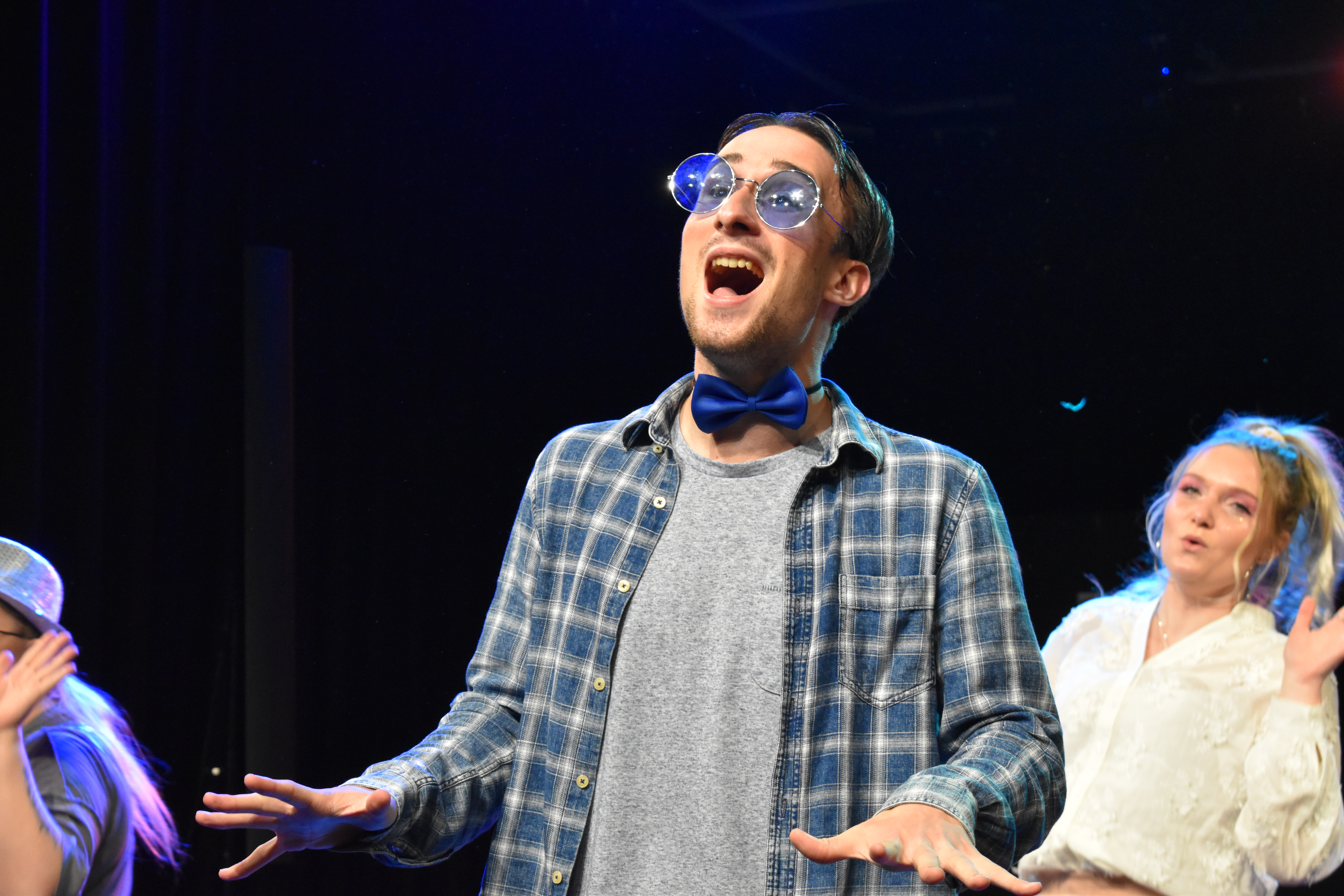 Mannelijke student zingt op een podium