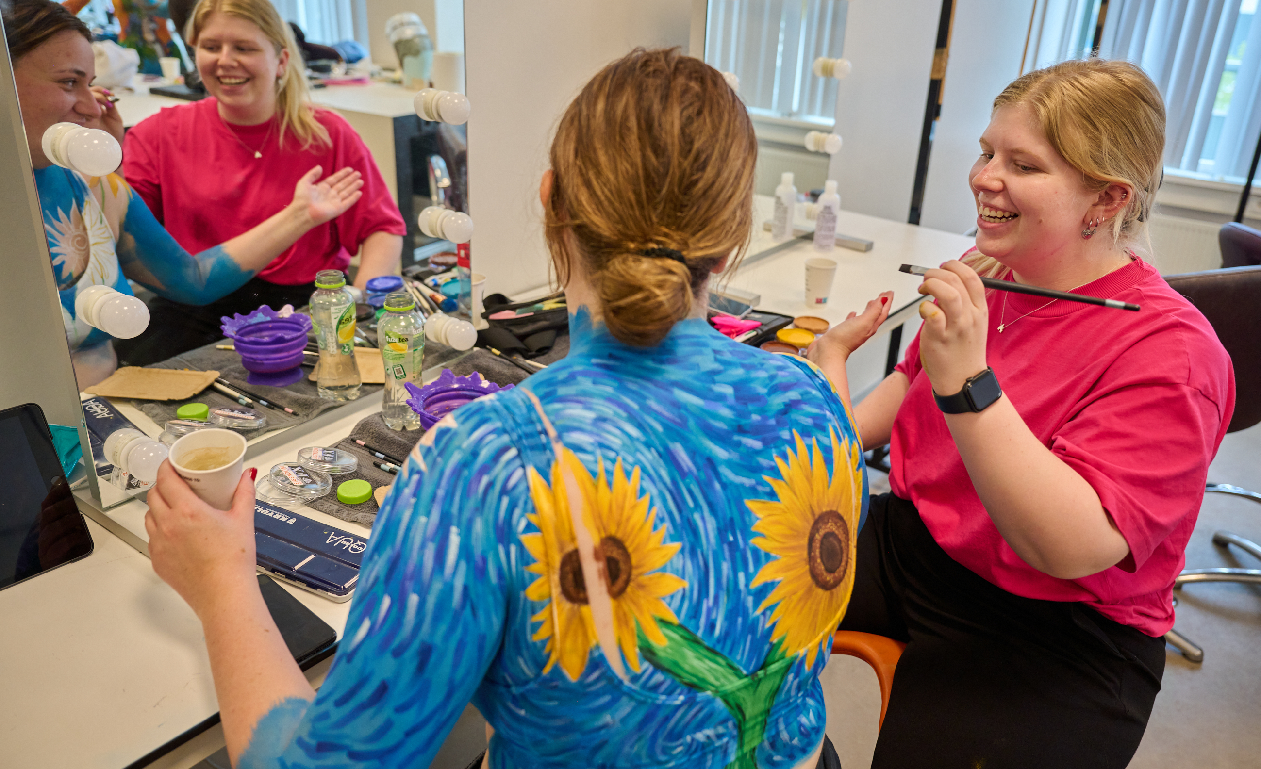 Meisje is aan het bodypainten