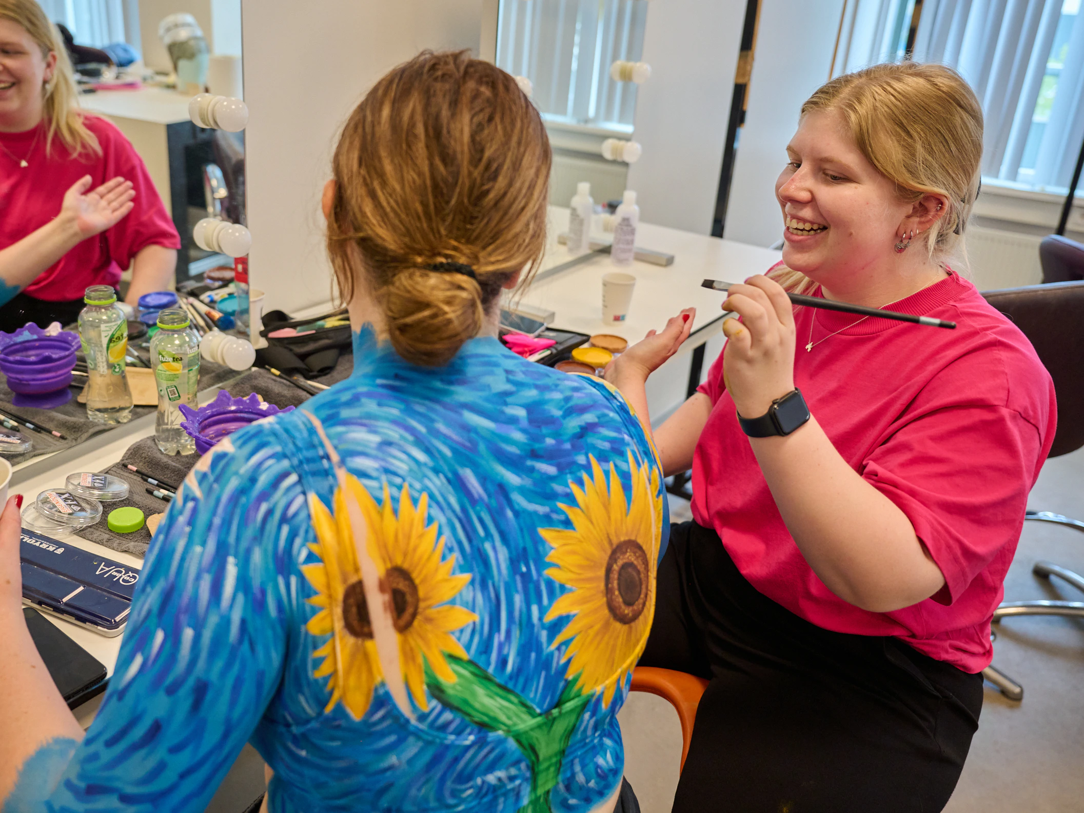 Meisje is aan het bodypainten
