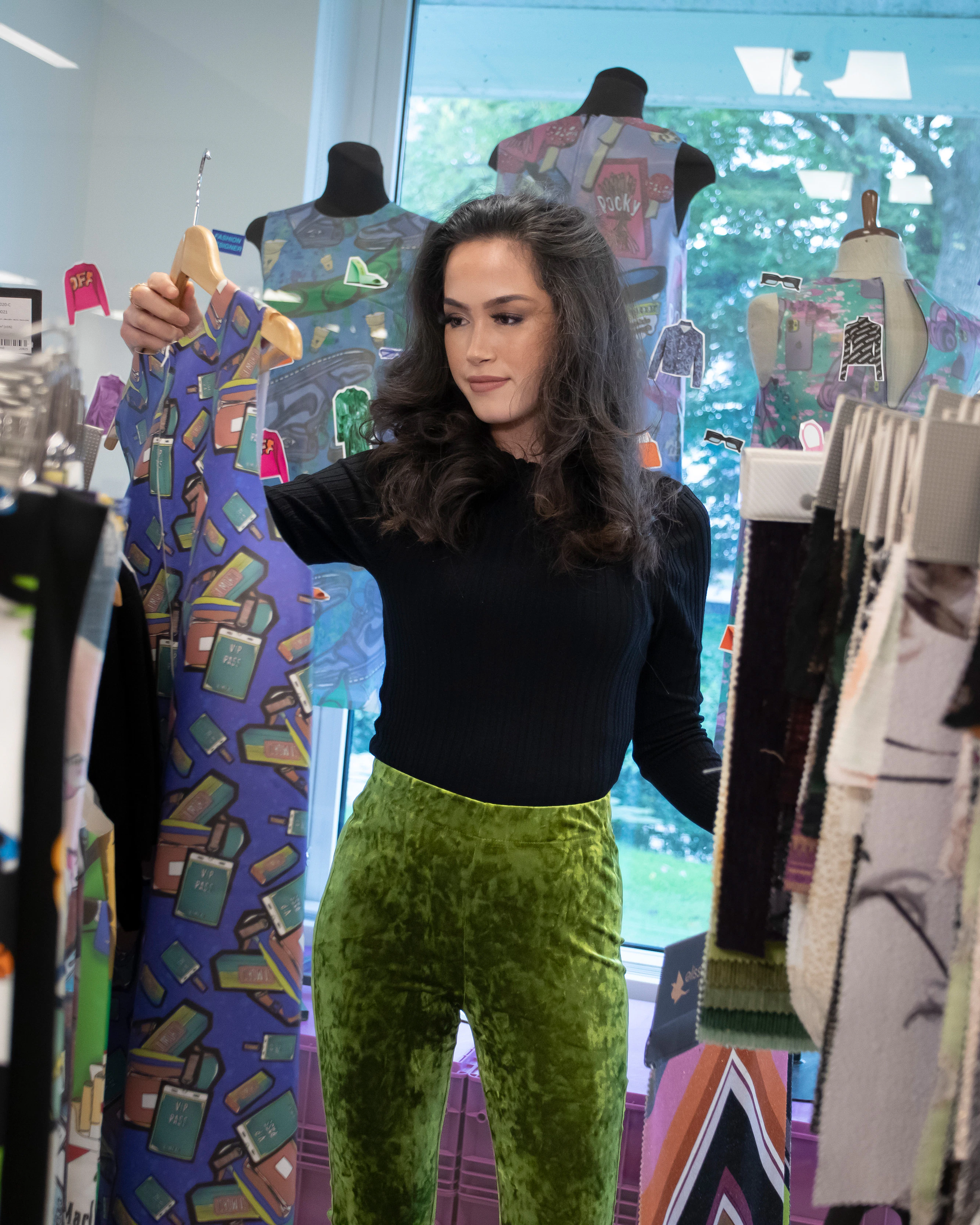 Student kiest kleding uit