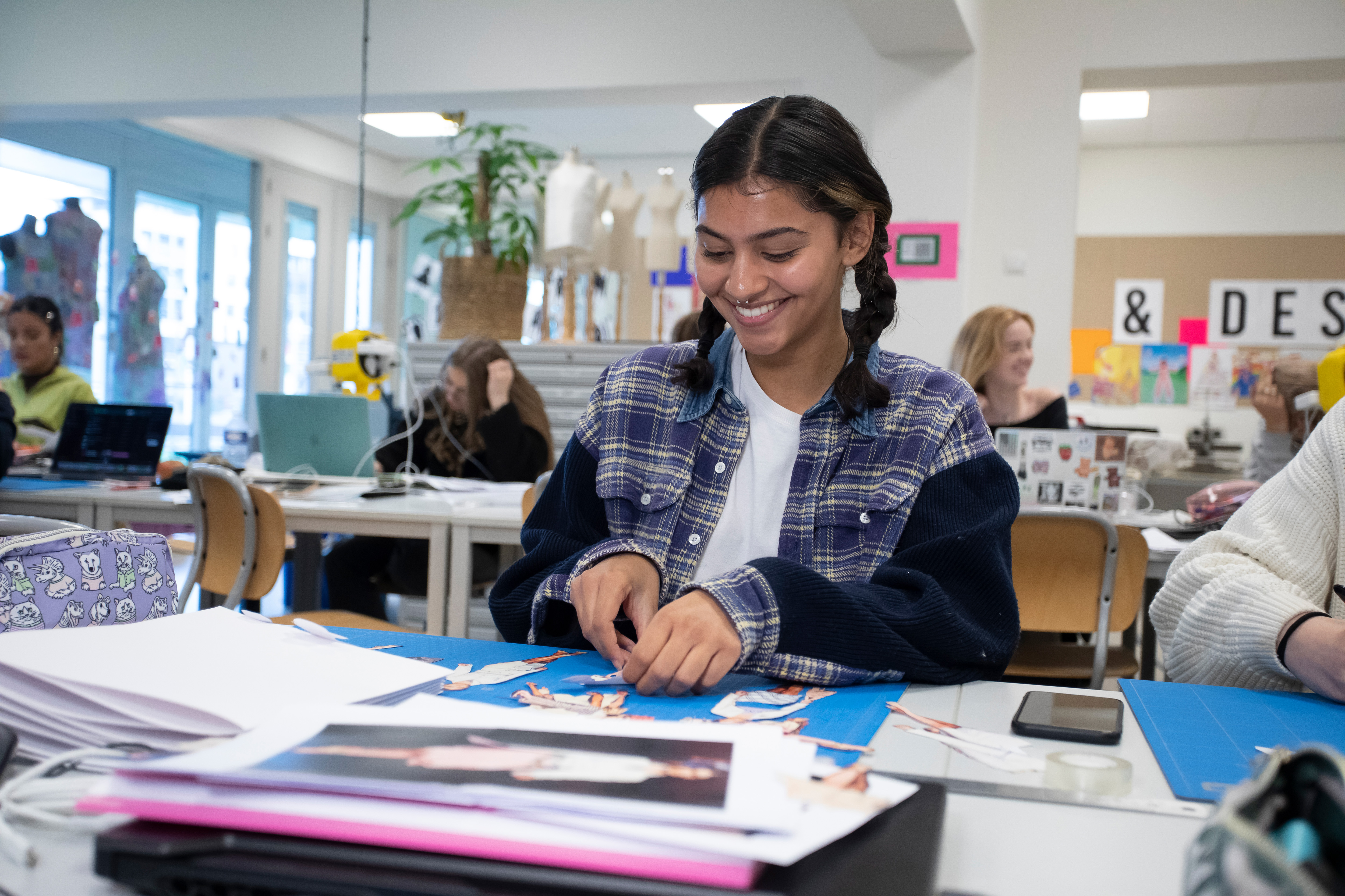Student is bezig een modeontwerp te maken