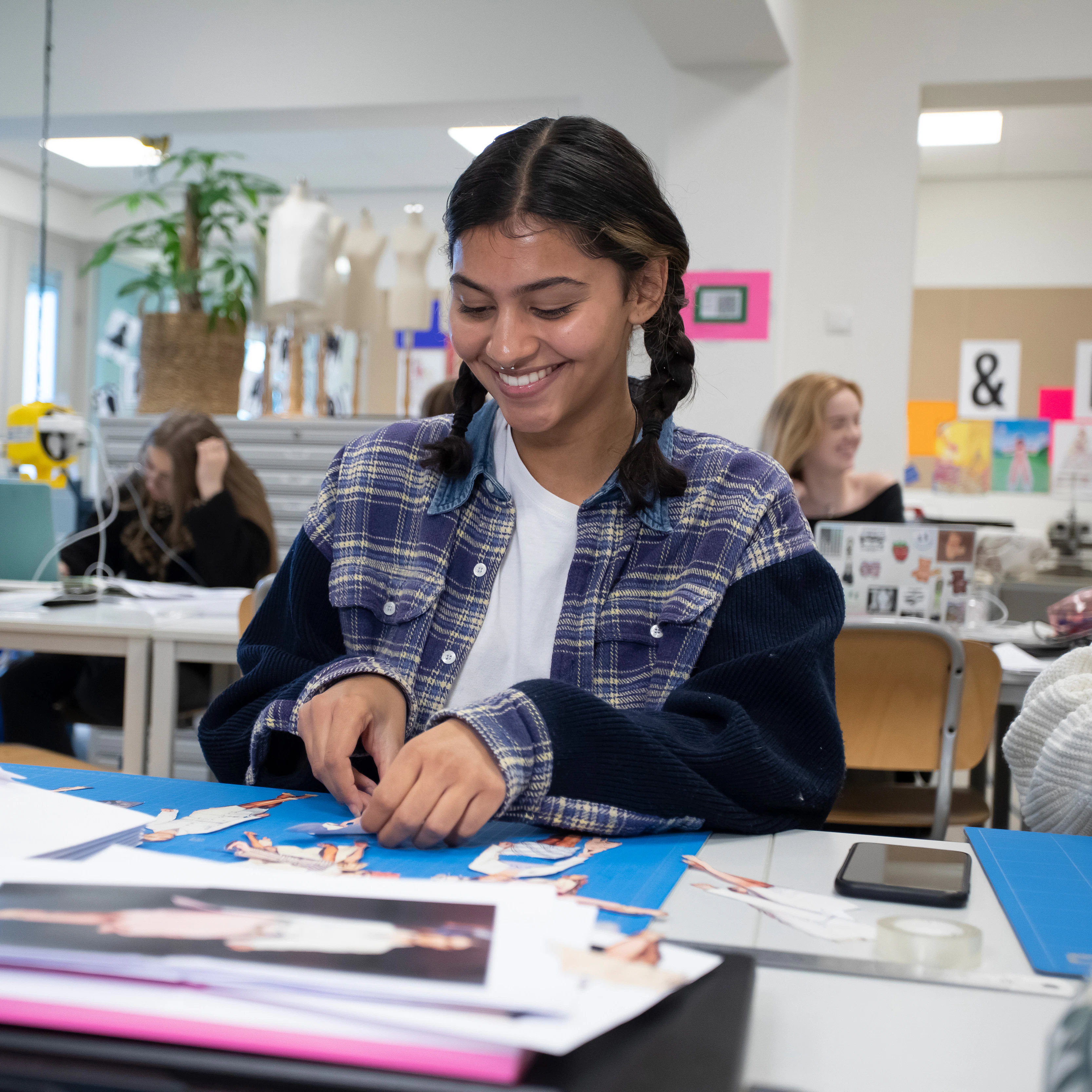 Student is bezig een modeontwerp te maken
