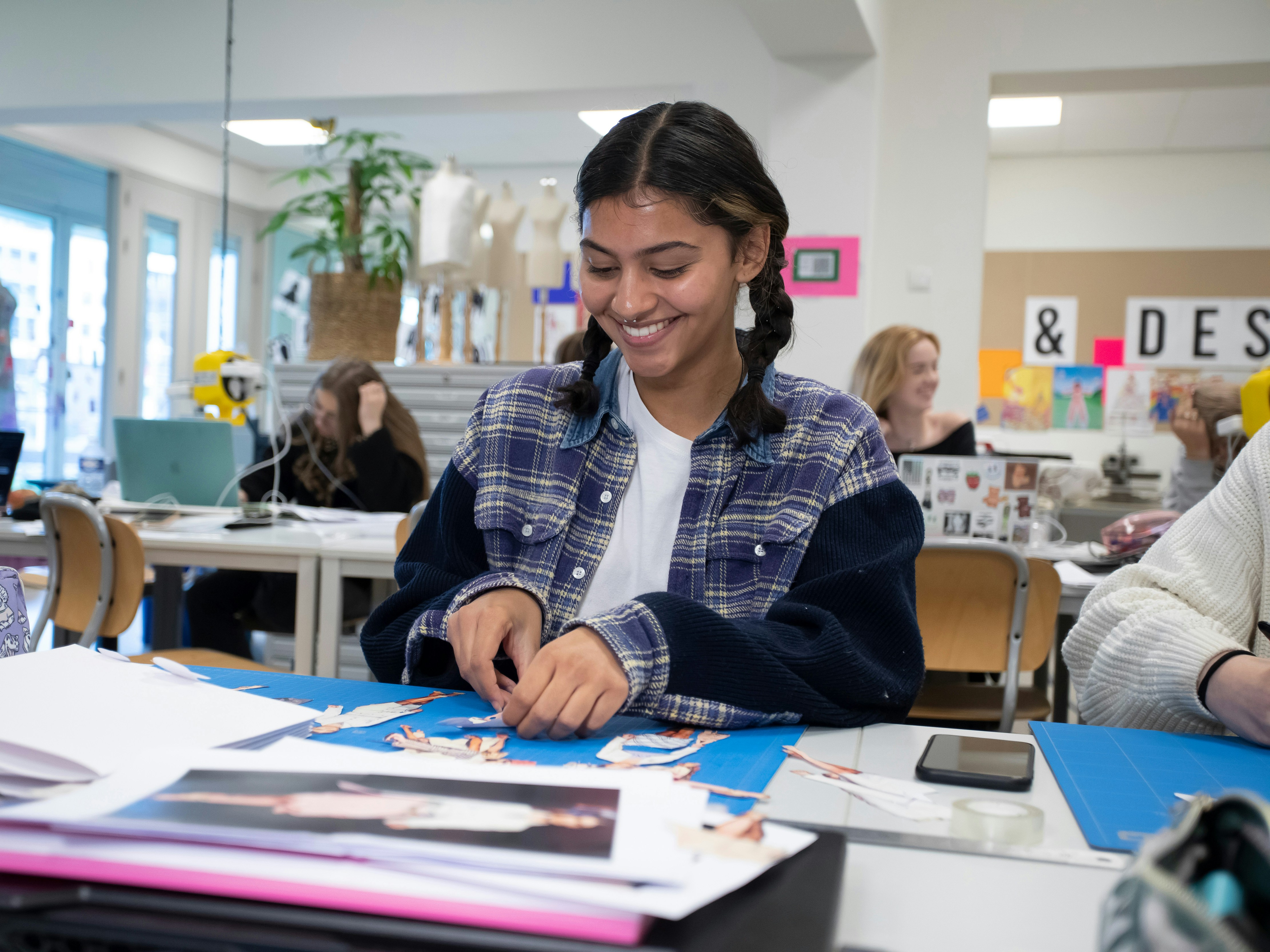 Student is bezig een modeontwerp te maken