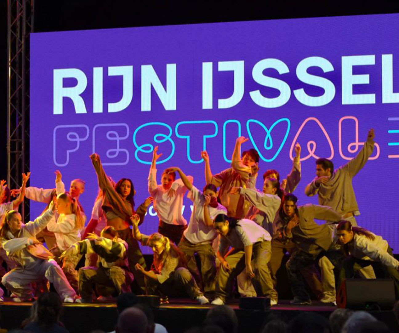 Optreden van studenten urban dance tijdens het Rijn IJssel Festival
