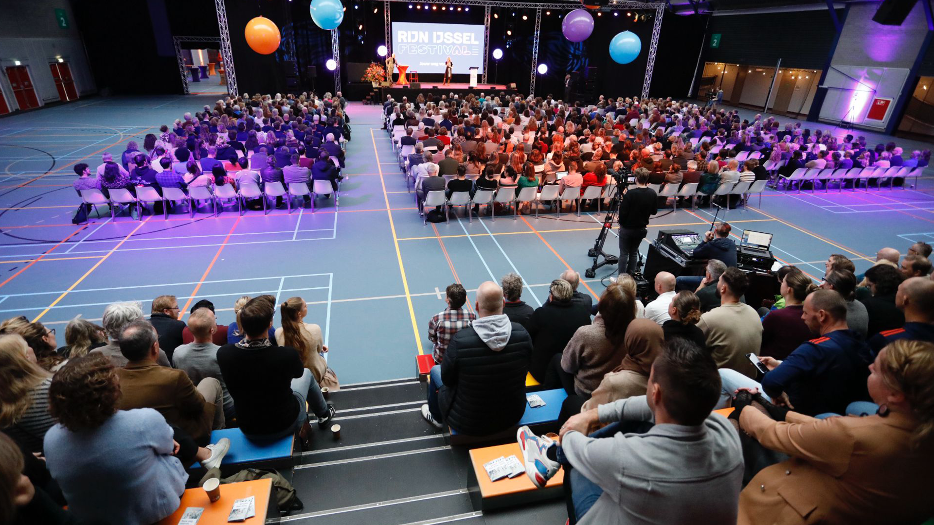 Een volgepakte Hal 2 bij Valkenhuizen in Arnhem tijdens het Rijn IJssel Festival