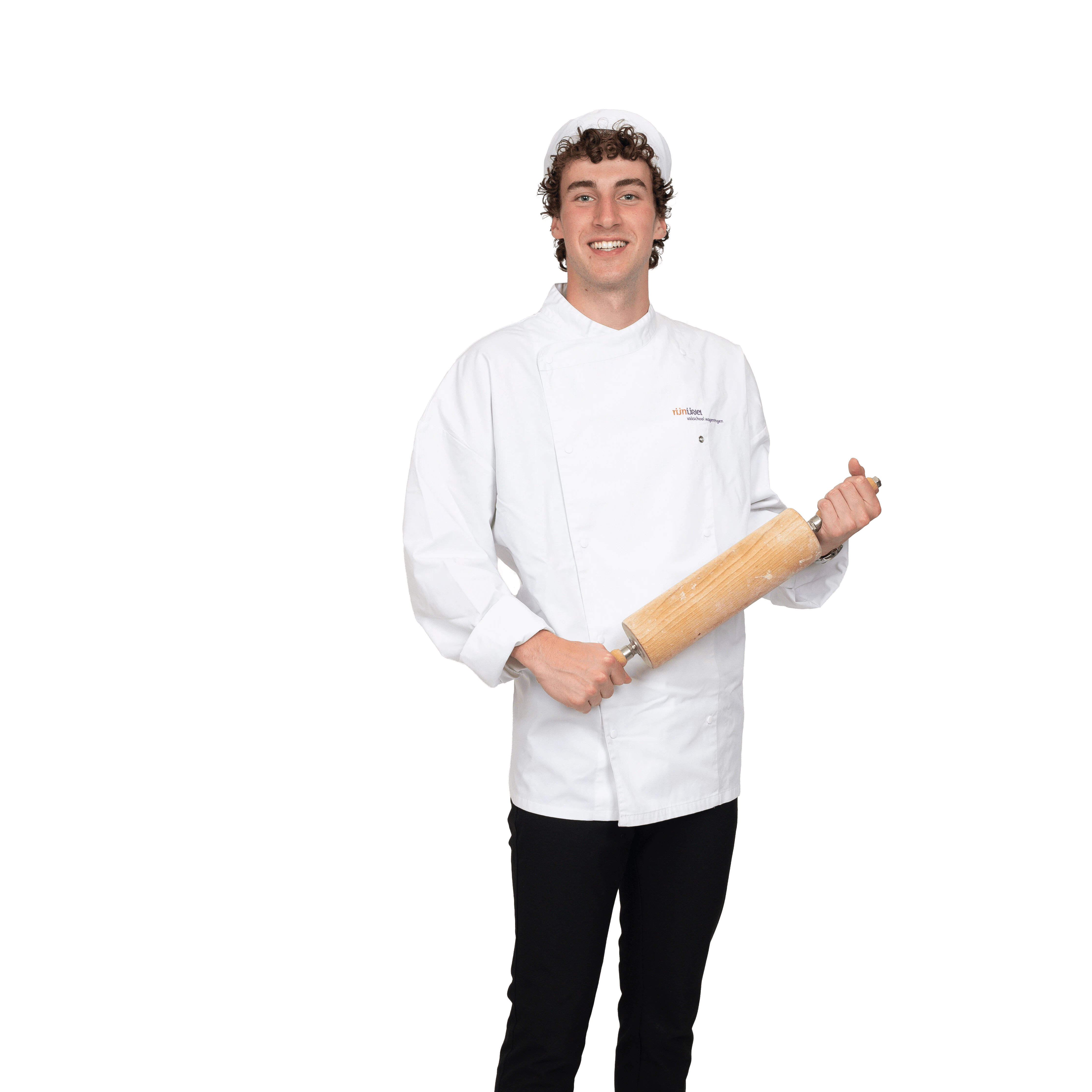 Jongen met bakkerskleding aan heeft een deegroller vast en kijkt naar de camera