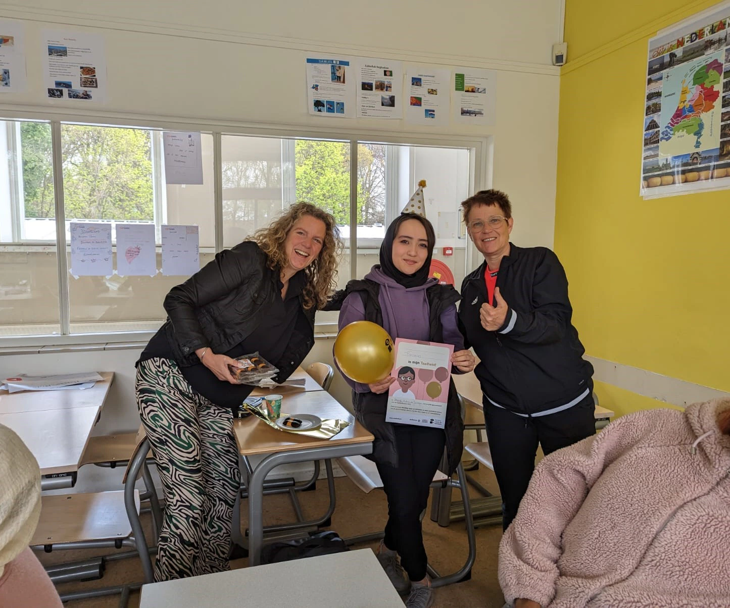 Foruzan met haar twee taalbegeleiders Heidi Vos en Anita Knoppers.