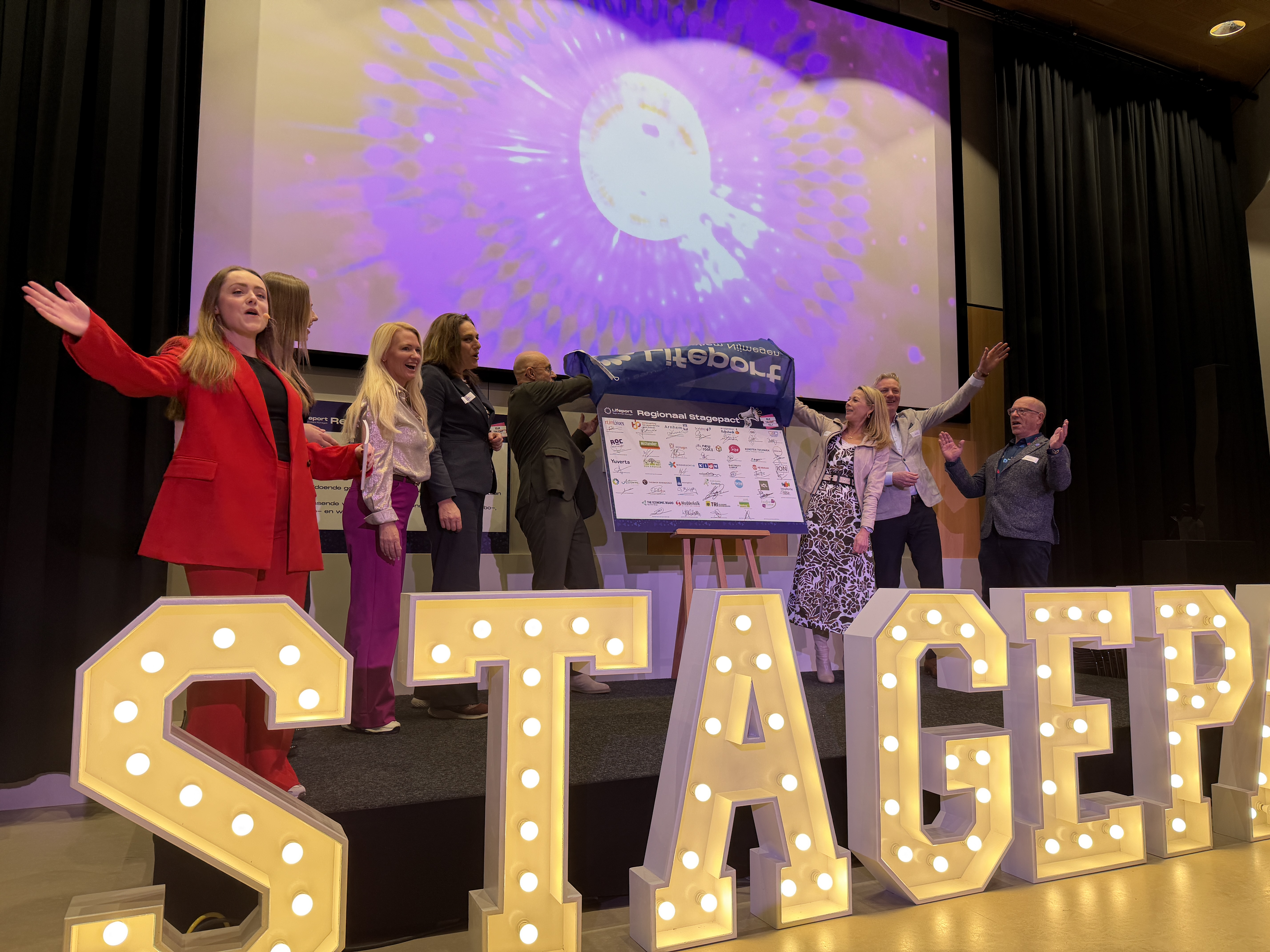 Partners onthullen het stagepact