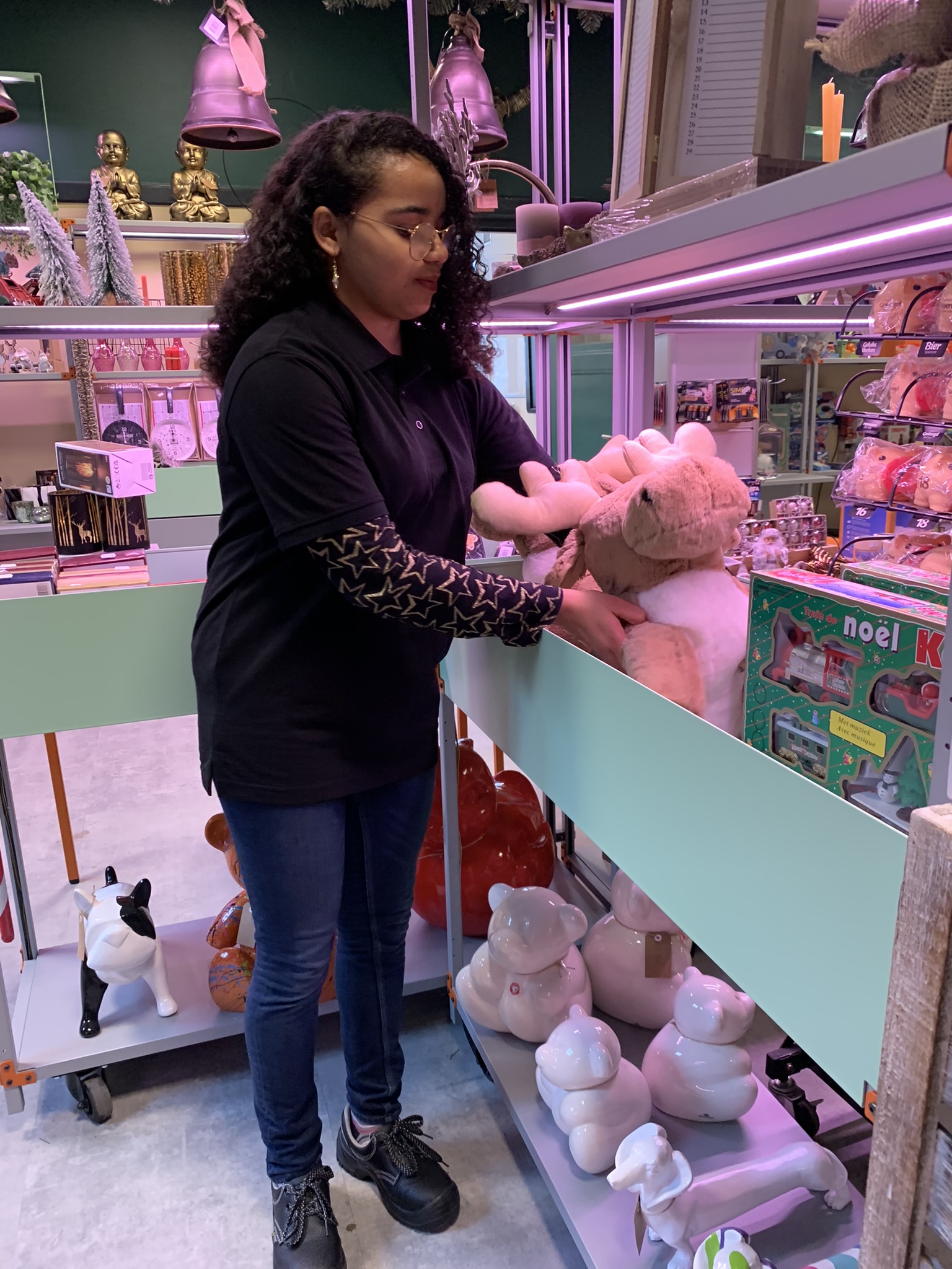 Meisje richt winkeldisplay in