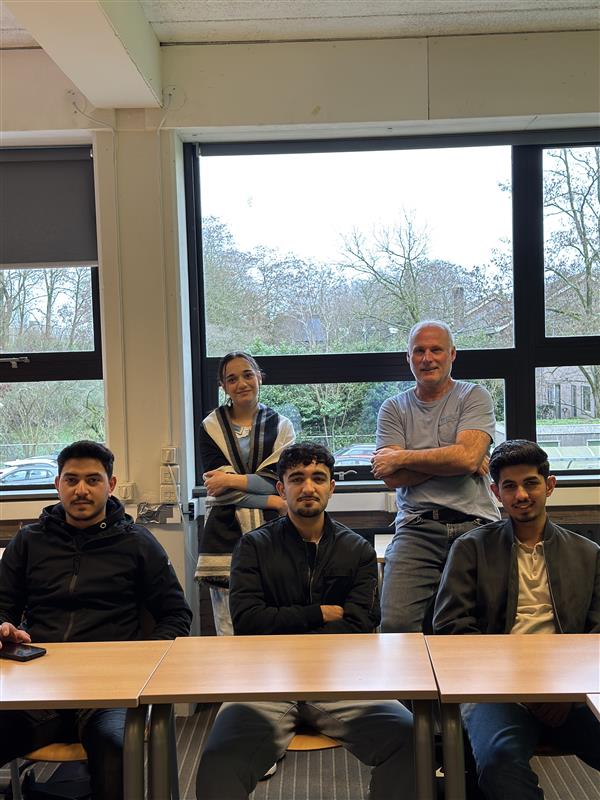 Het panel van studenten met begeleider Jeroen van de Bree