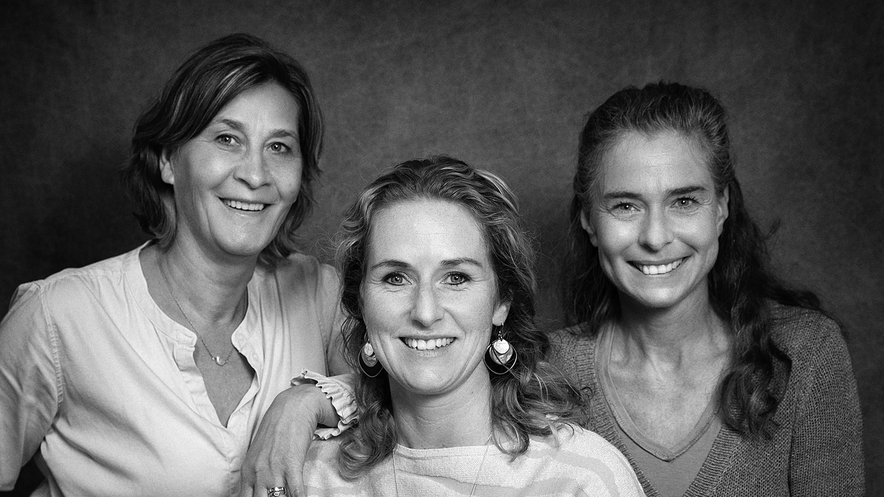 3 personen poseren op een foto. Dit zijn de Uitstroomcoaches van Rijn IJssel