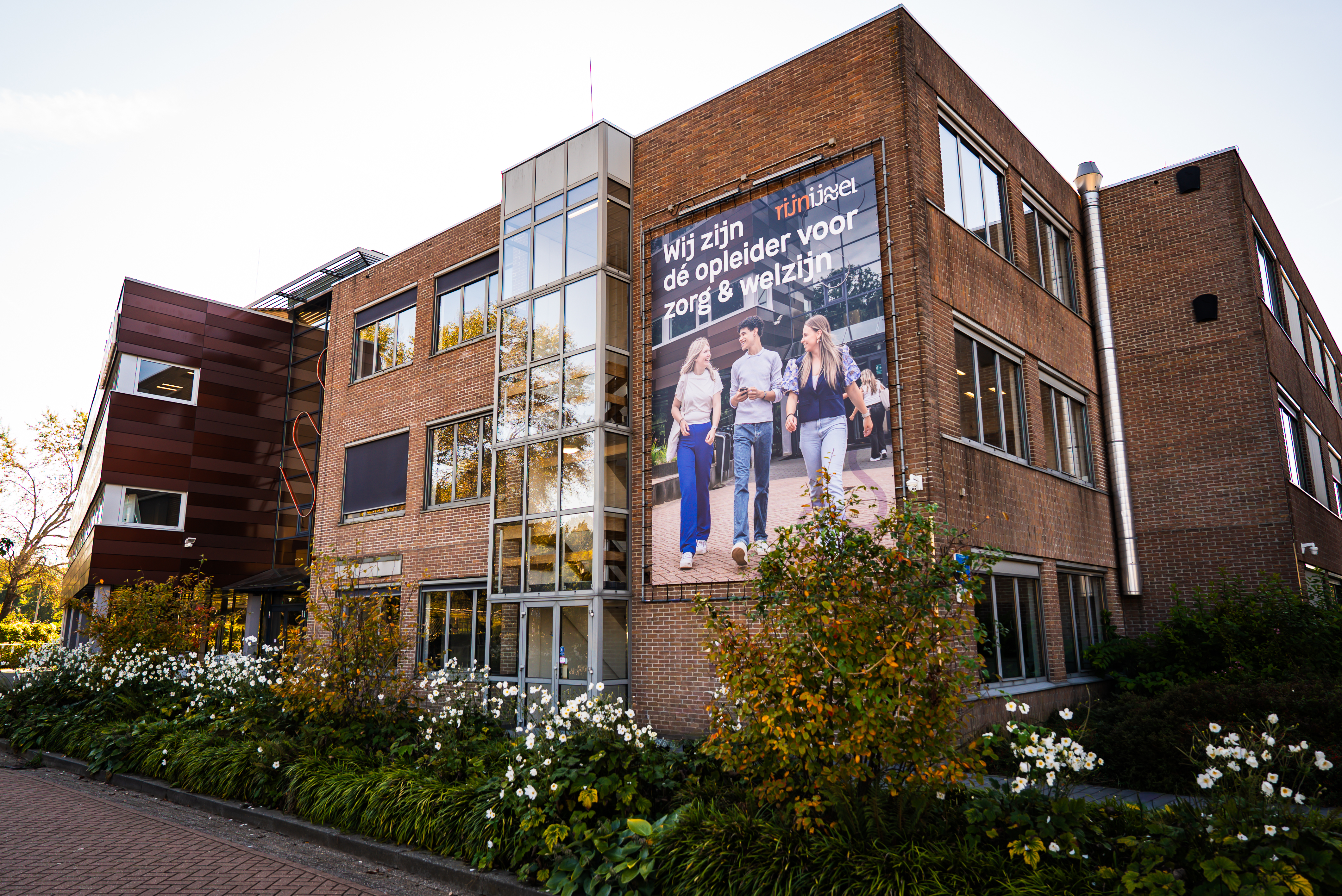 student is fruit aan het snijden