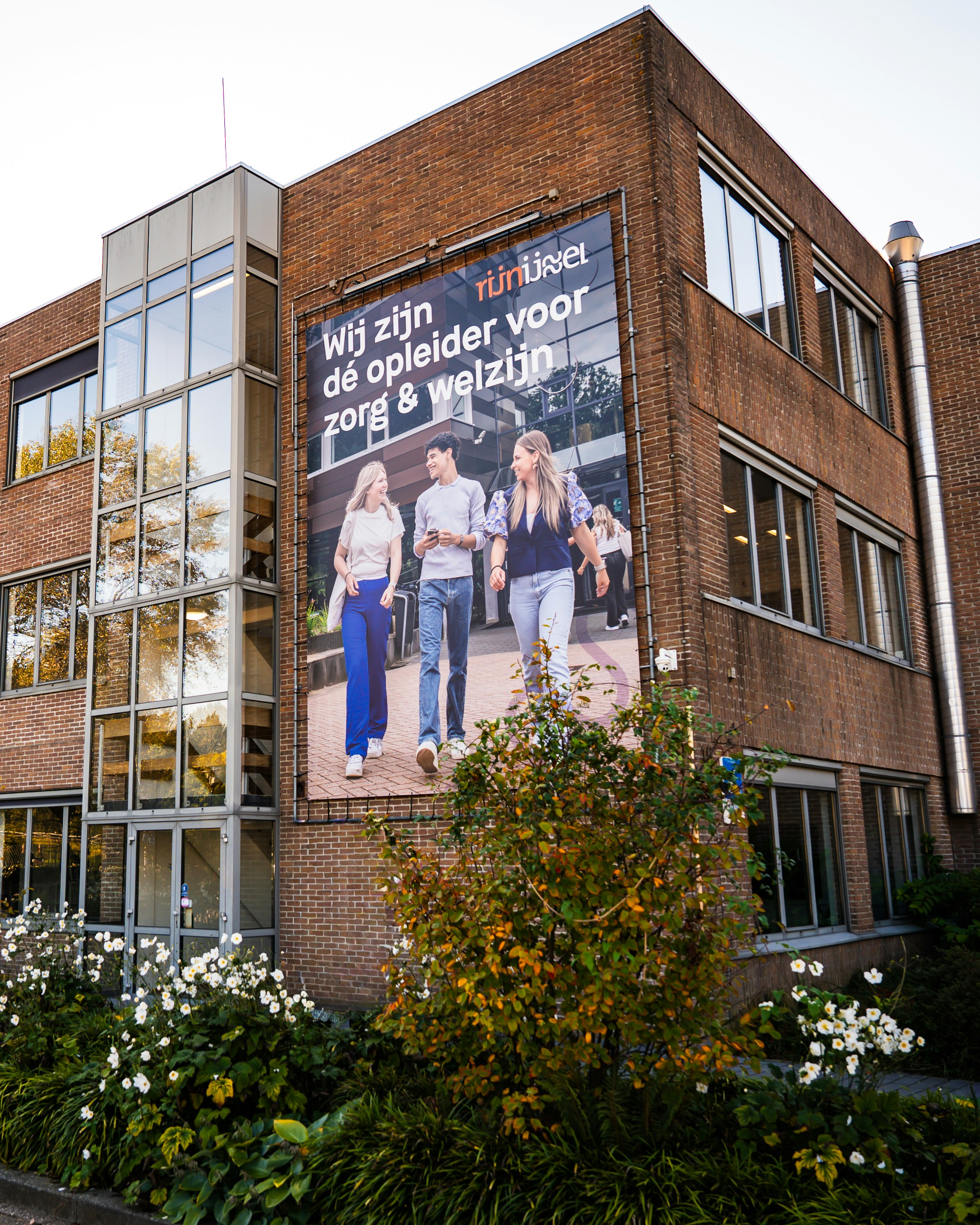 student is fruit aan het snijden
