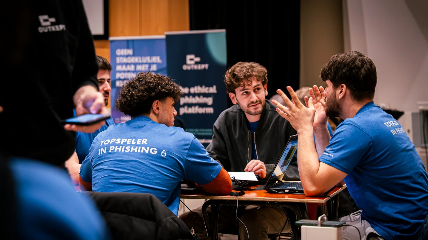 Studenten overleggen tijdens phishaton