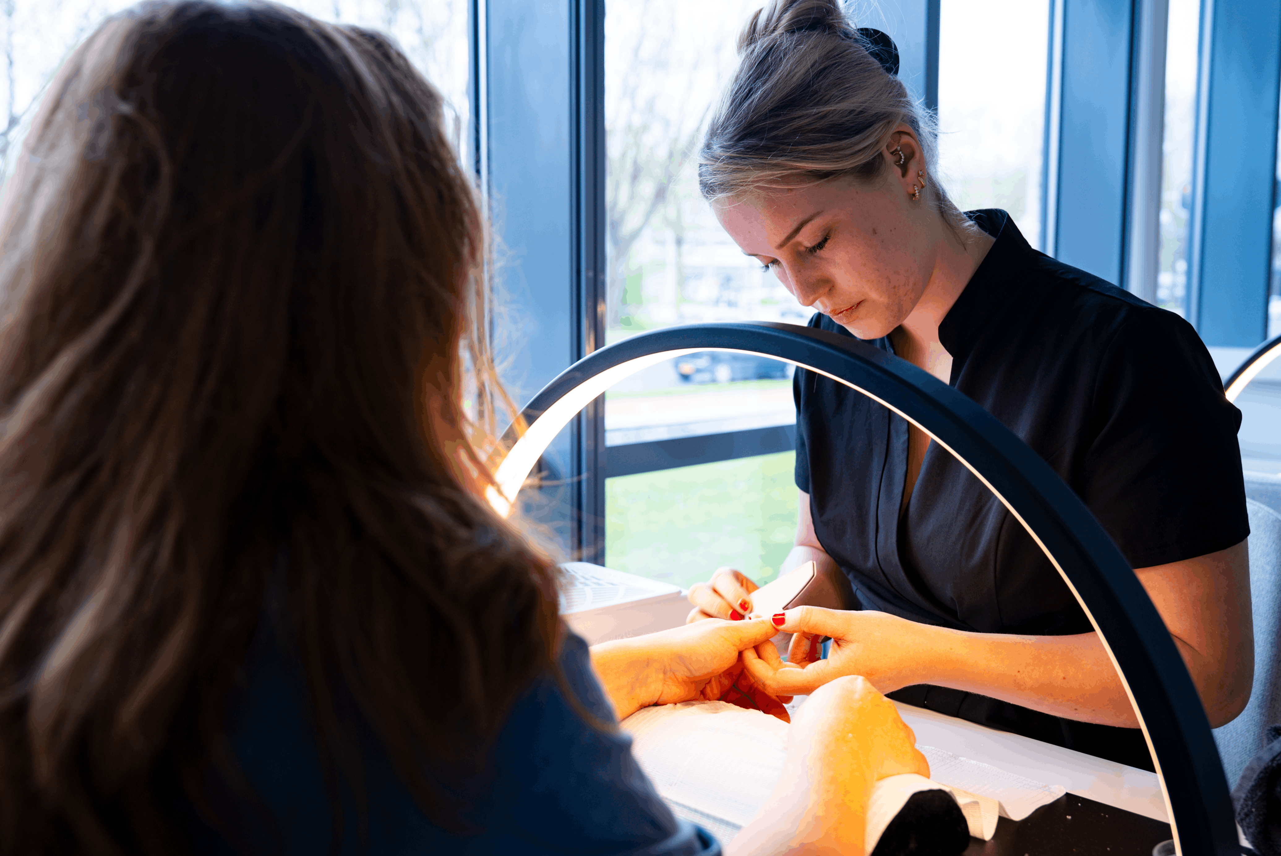 Student verzorgt nagels van een klant.