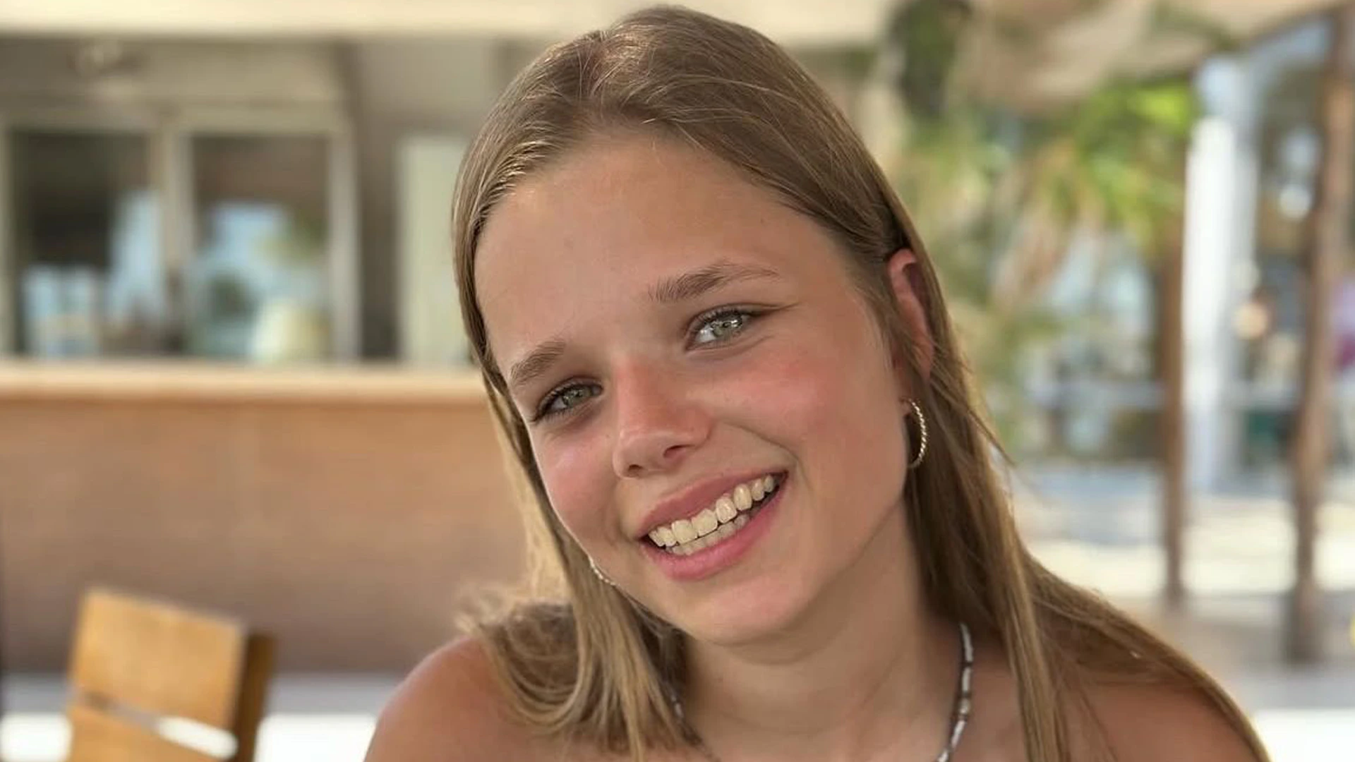 Meisje poseert voor de camera
