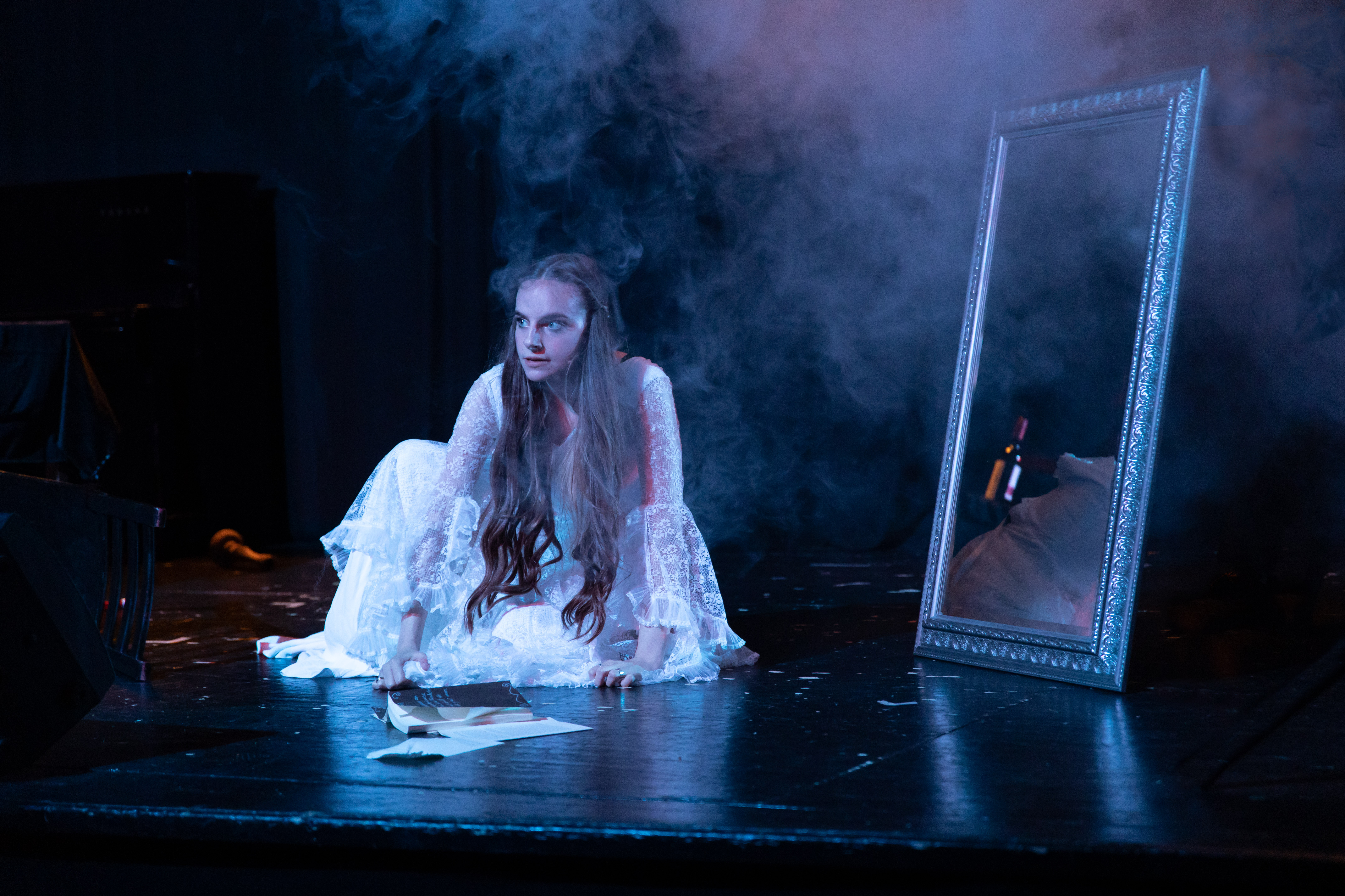 Student acteert op theaterpodium