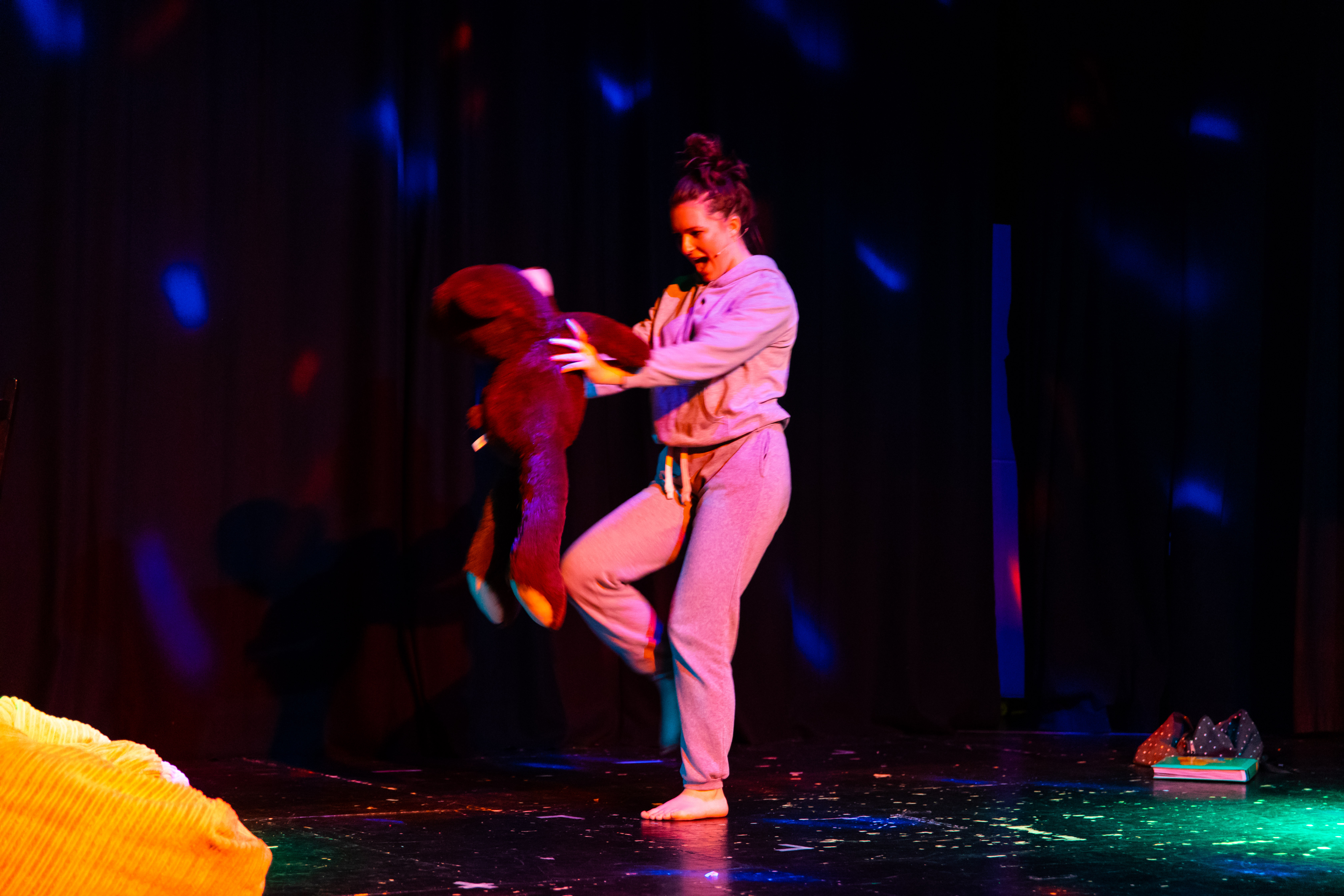 Student acteert op theaterpodium