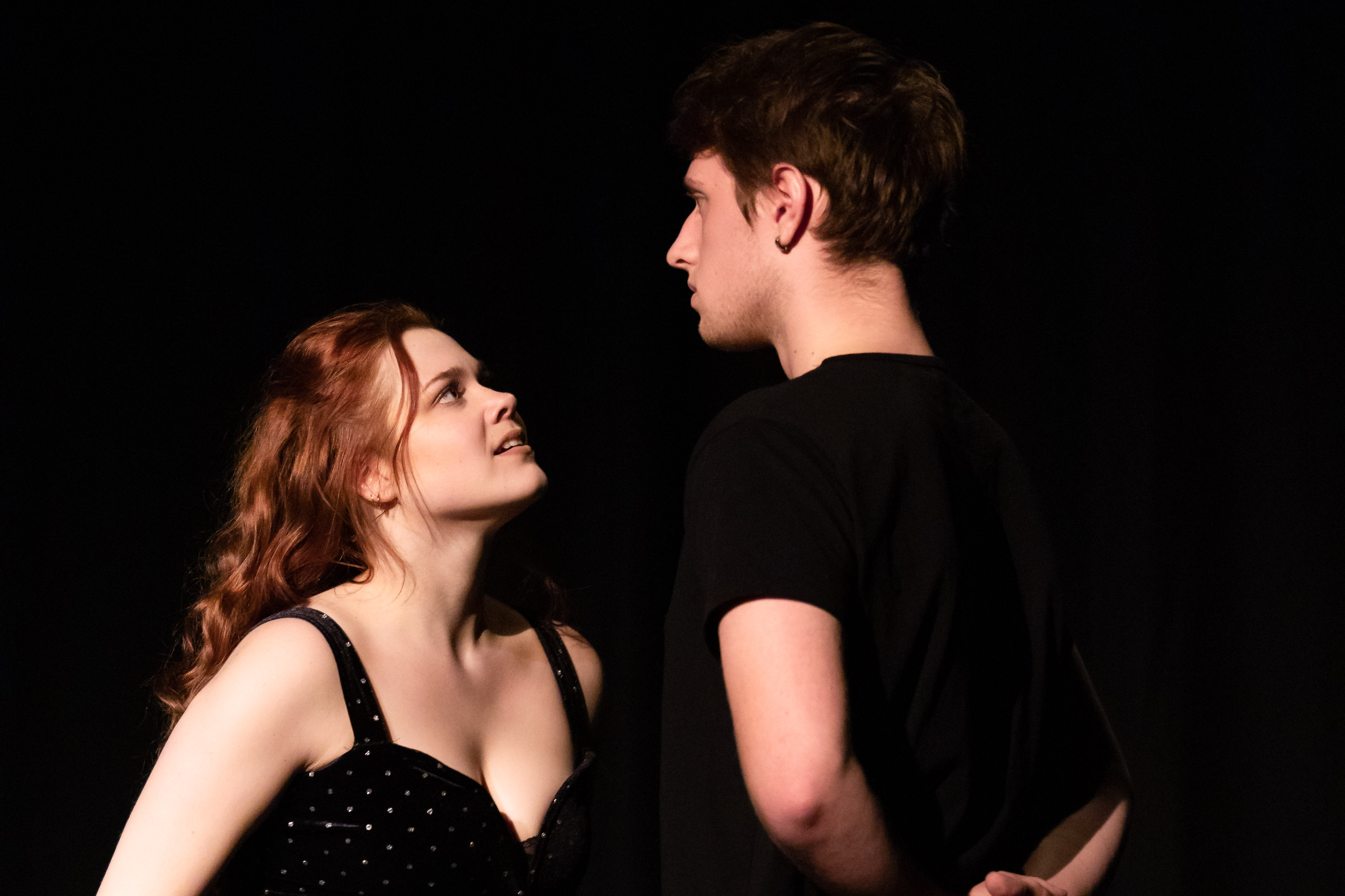 Twee studenten staan op het podium en zingen met elkaar