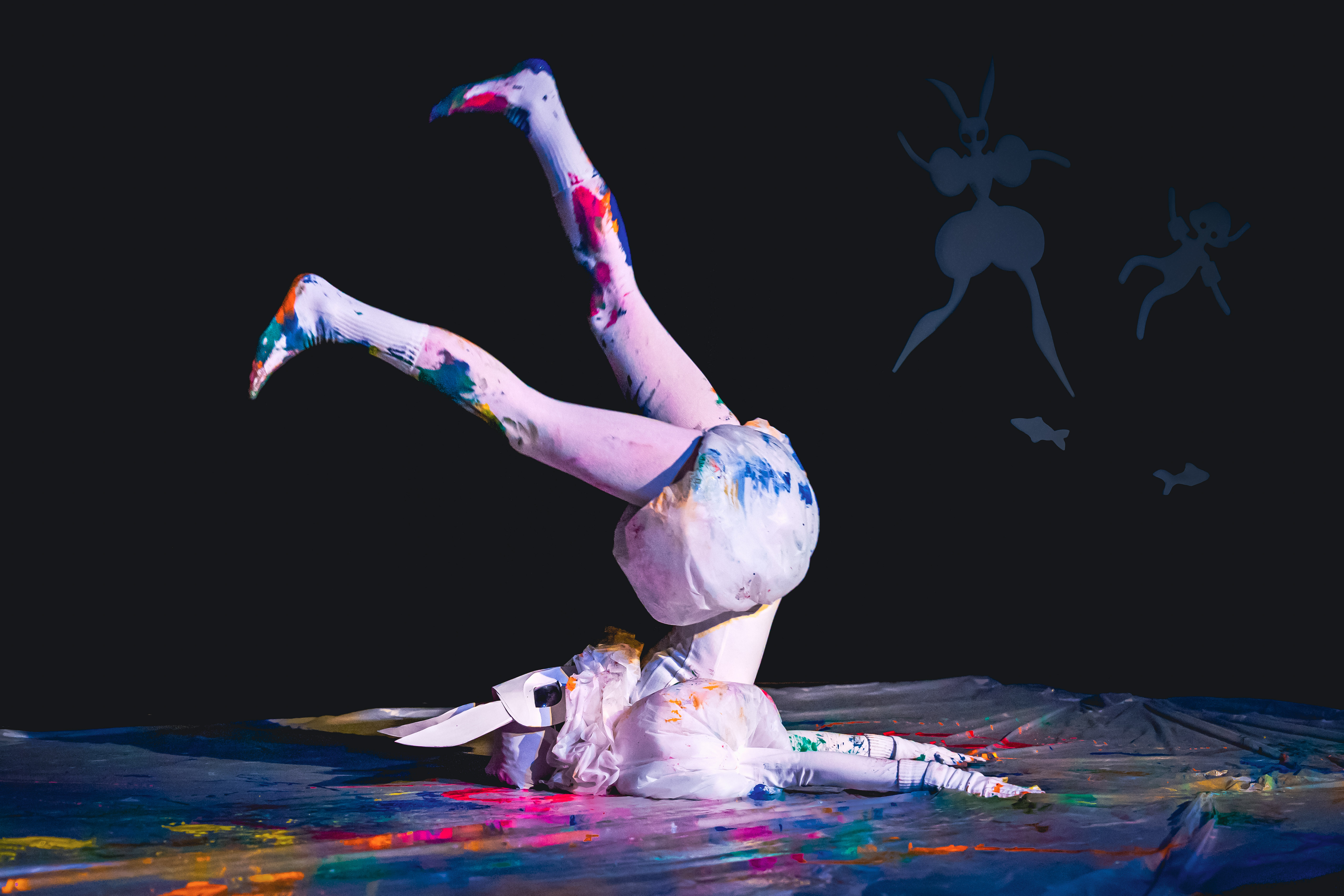 twee studenten staan op het podium