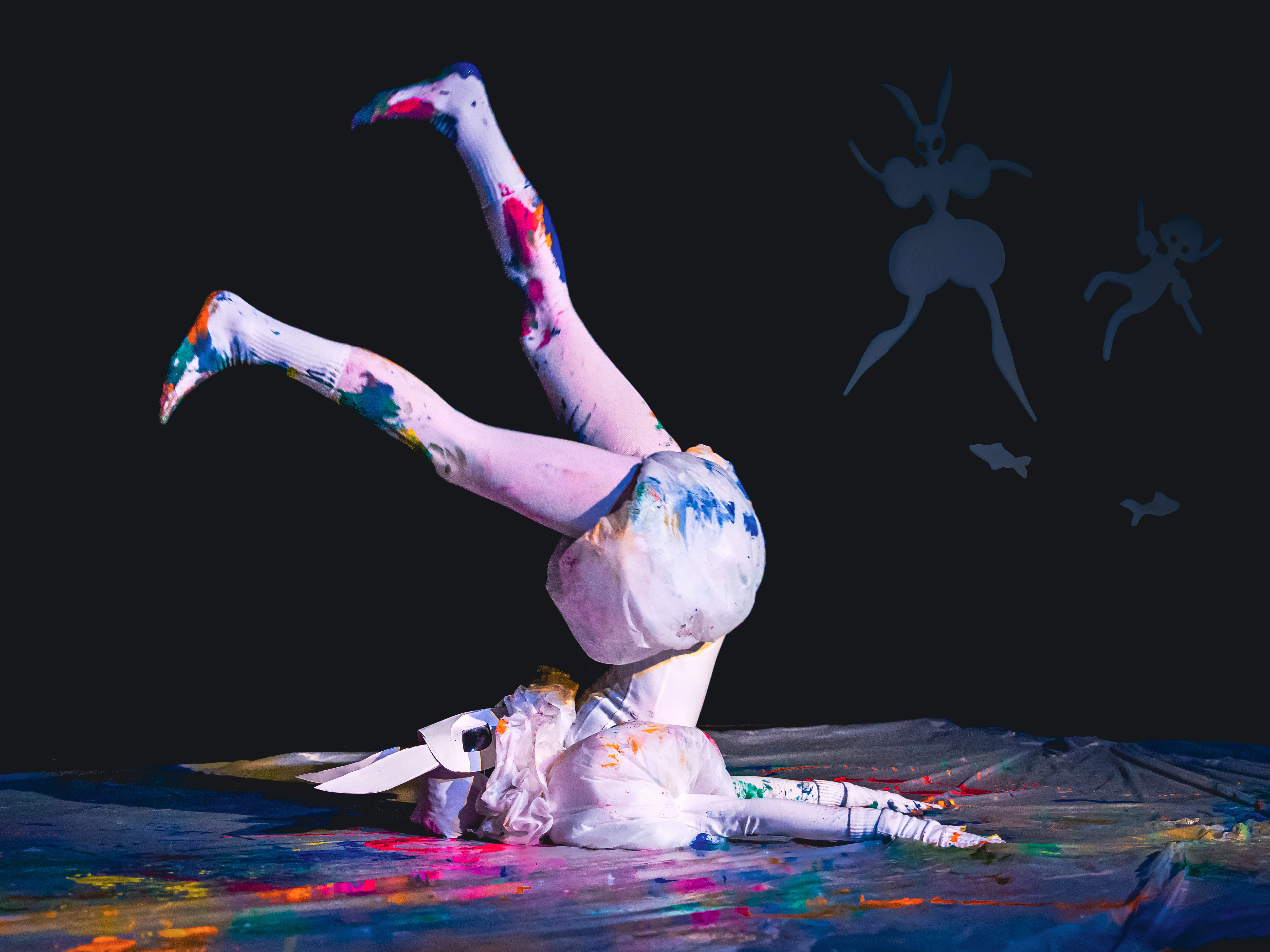 twee studenten staan op het podium