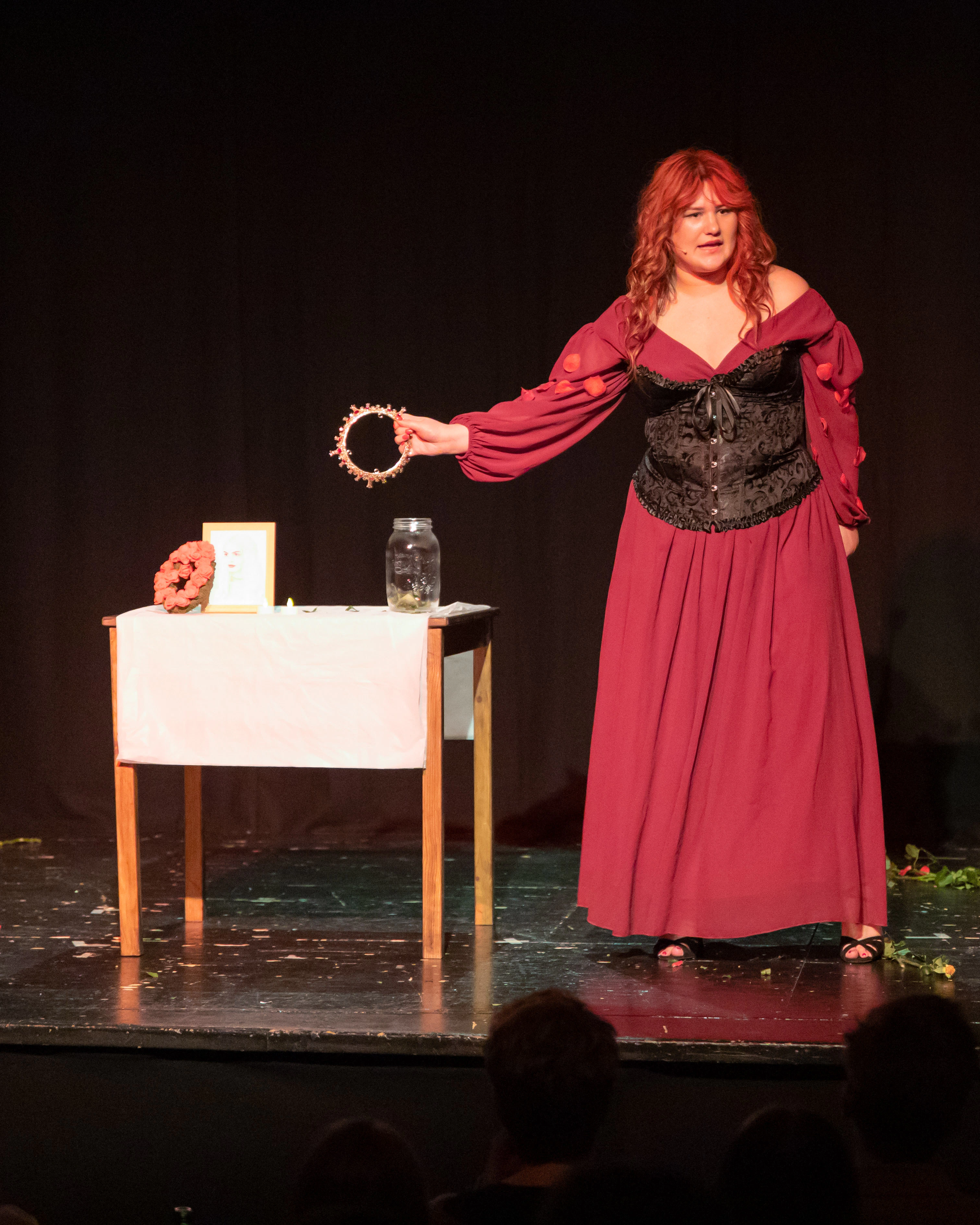 Student staat op het podium en zingt