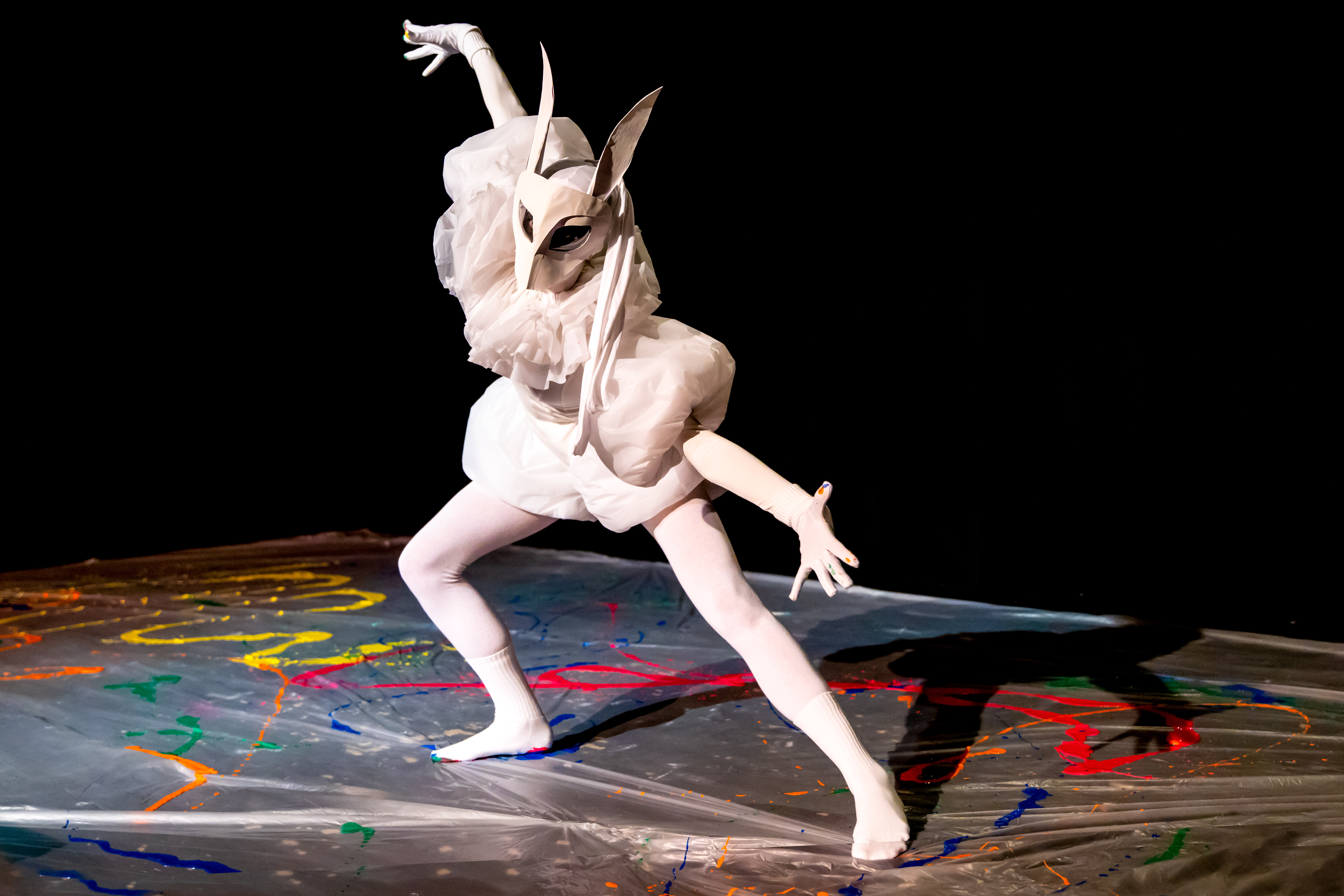 Student acteert op theaterpodium