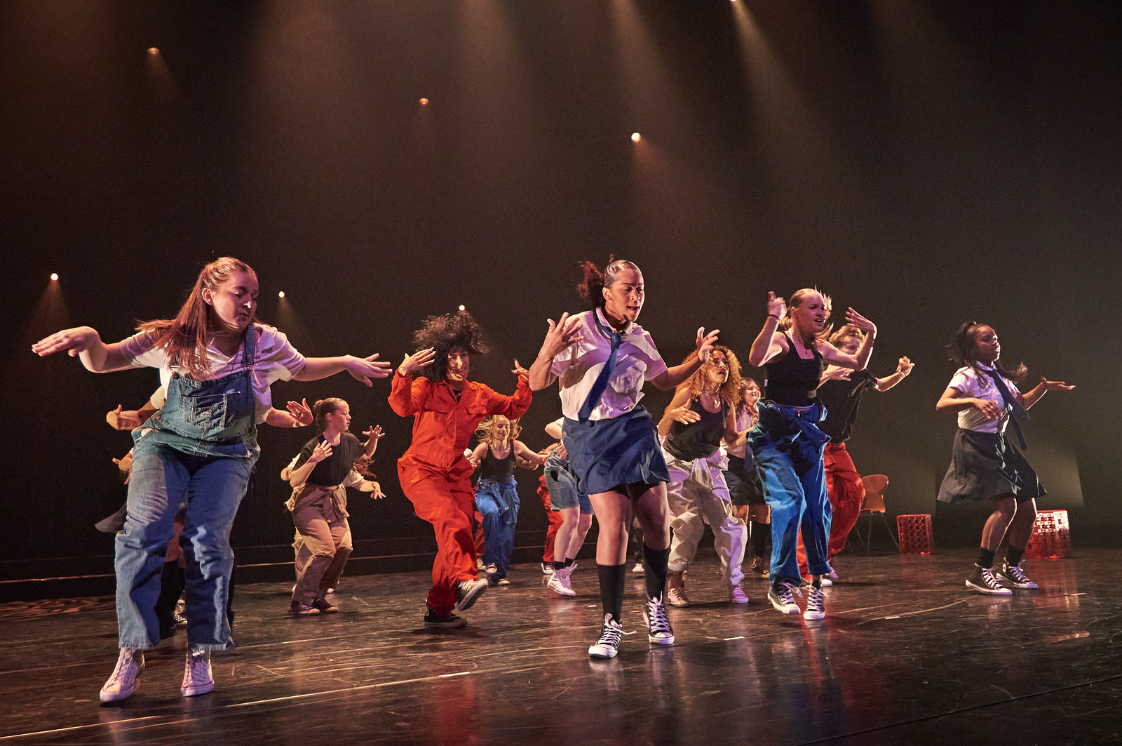 Studenten dansen op het podium
