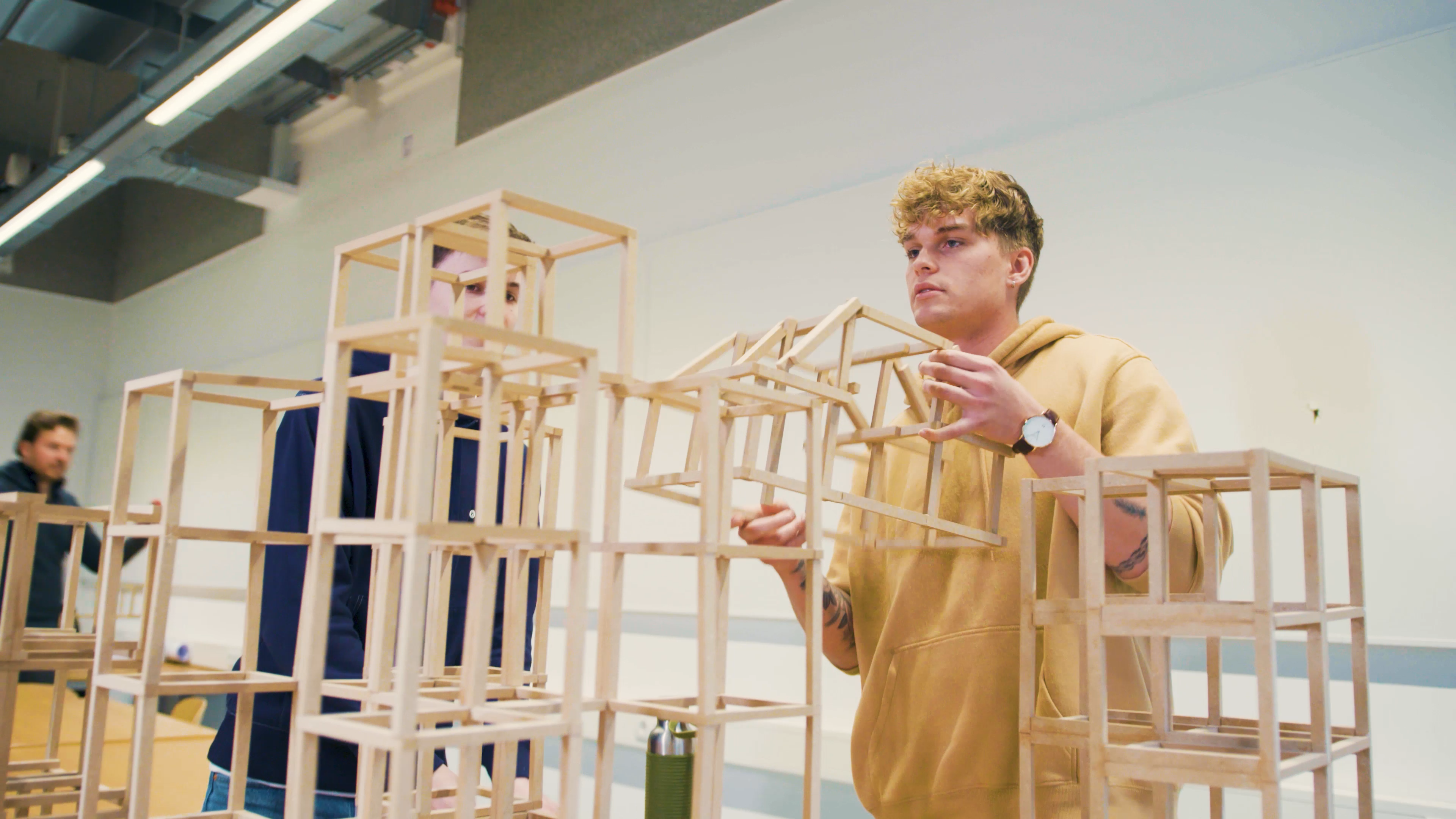 Student zit achter een computer