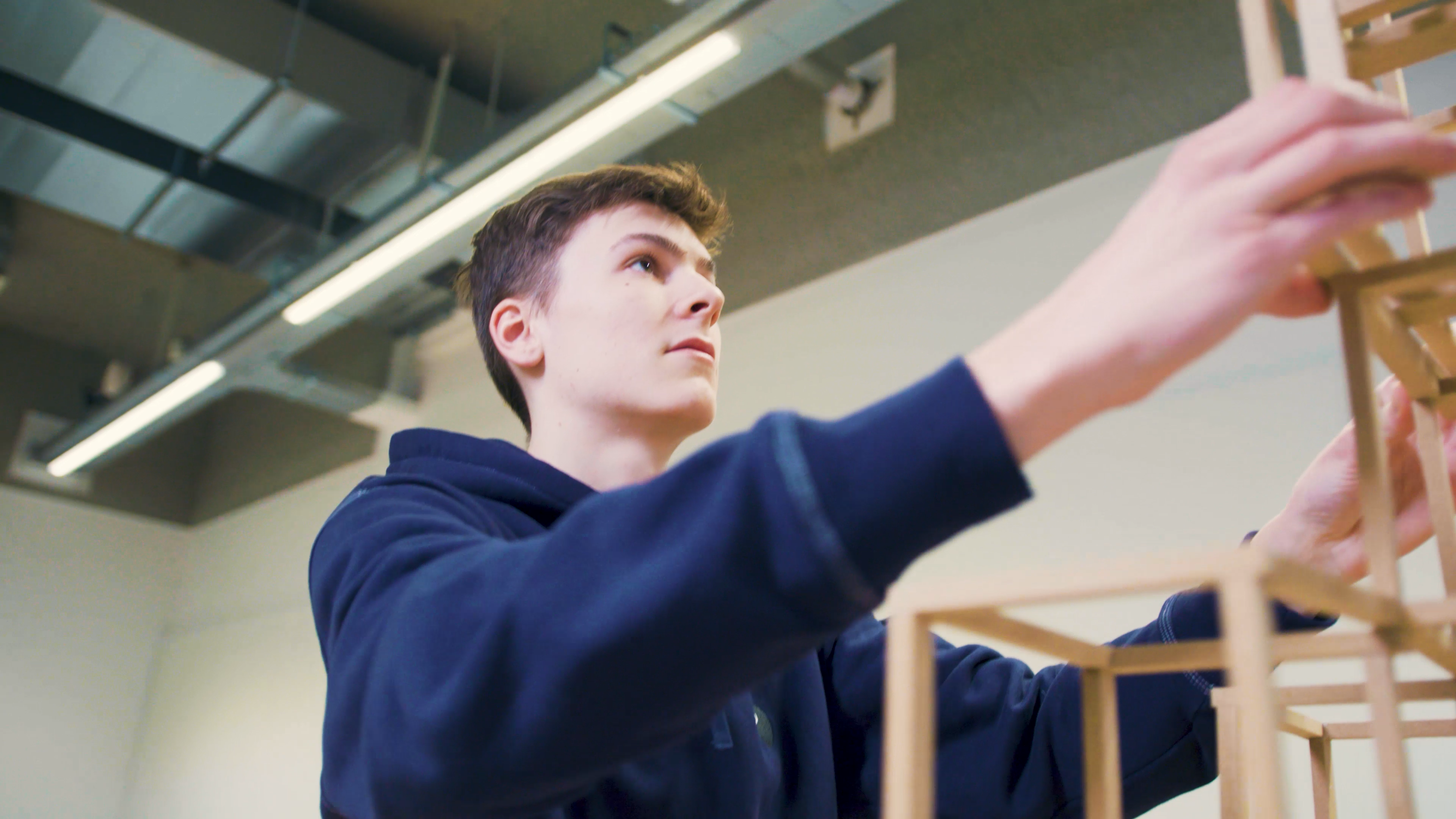 Docent legt student wat uit