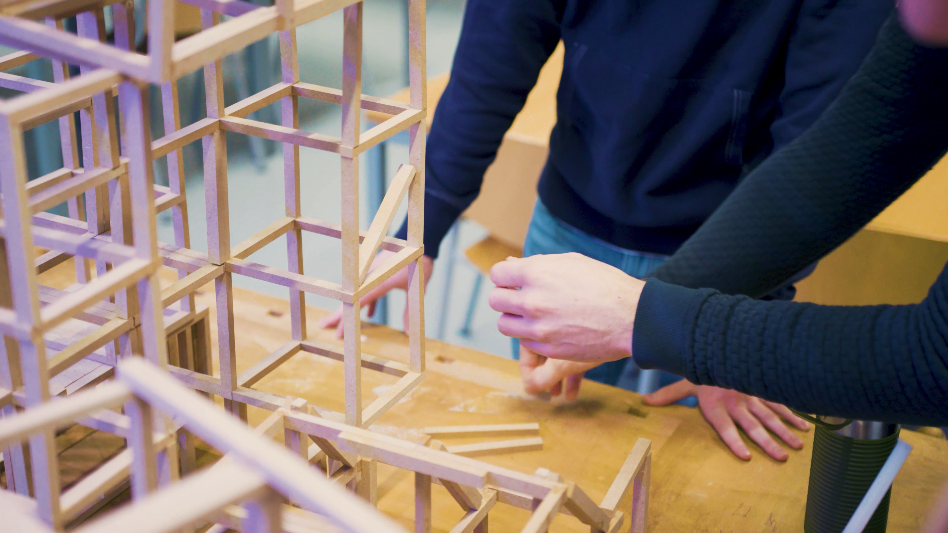 Student zit samen met een docent achter een computer