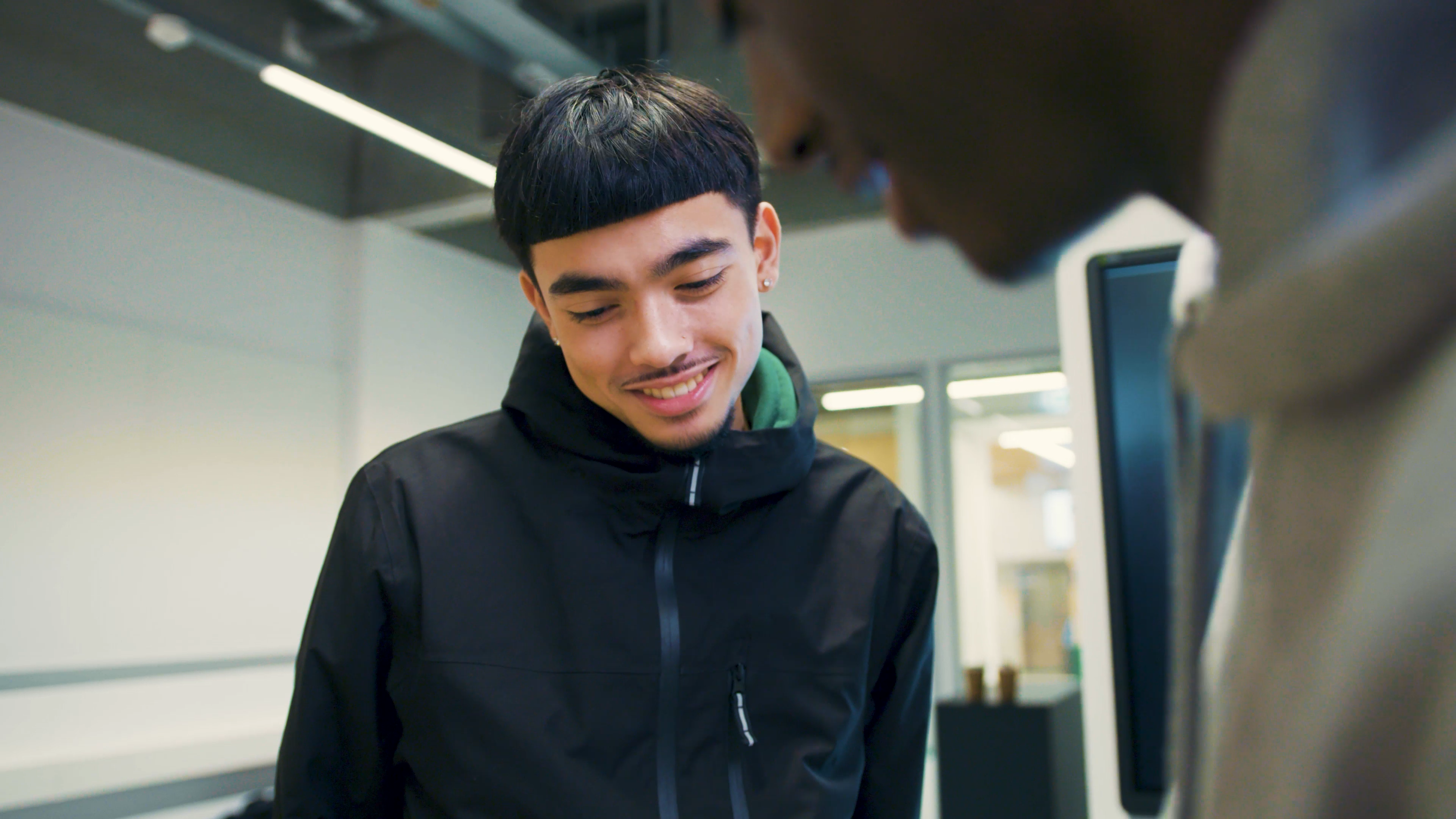 Student zit achter een computer