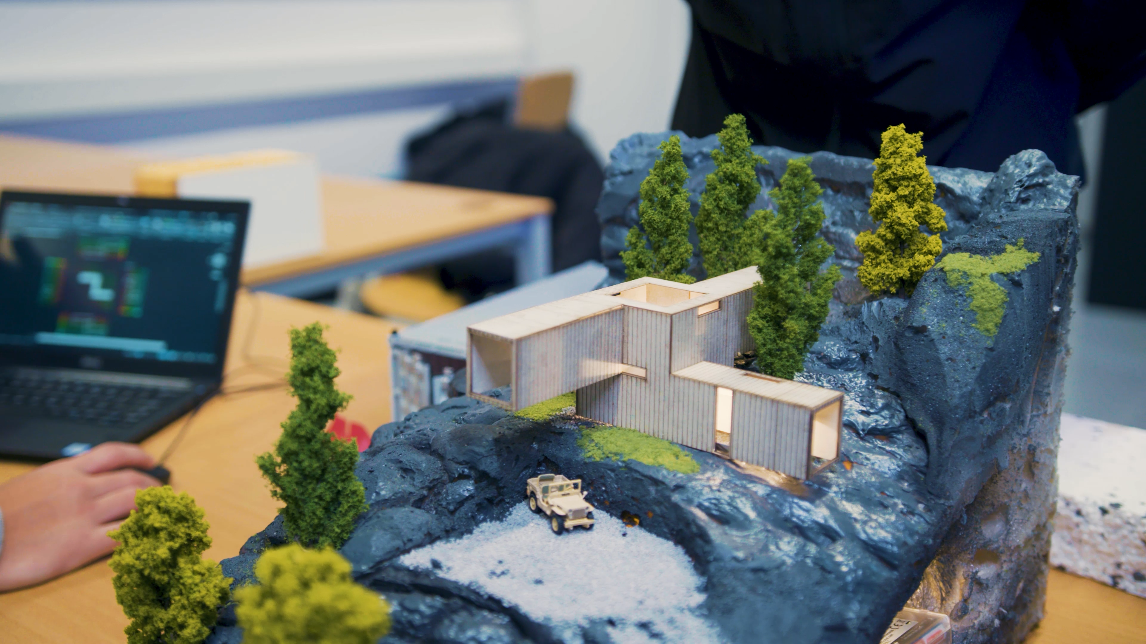 Student zit achter een computer