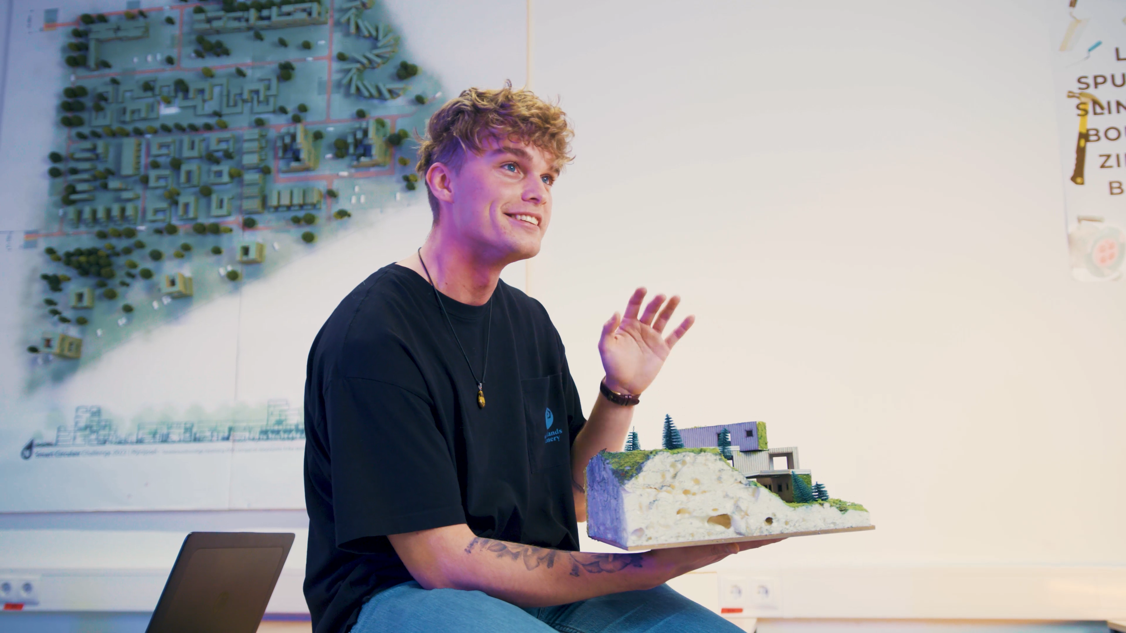 Student zit achter een computer