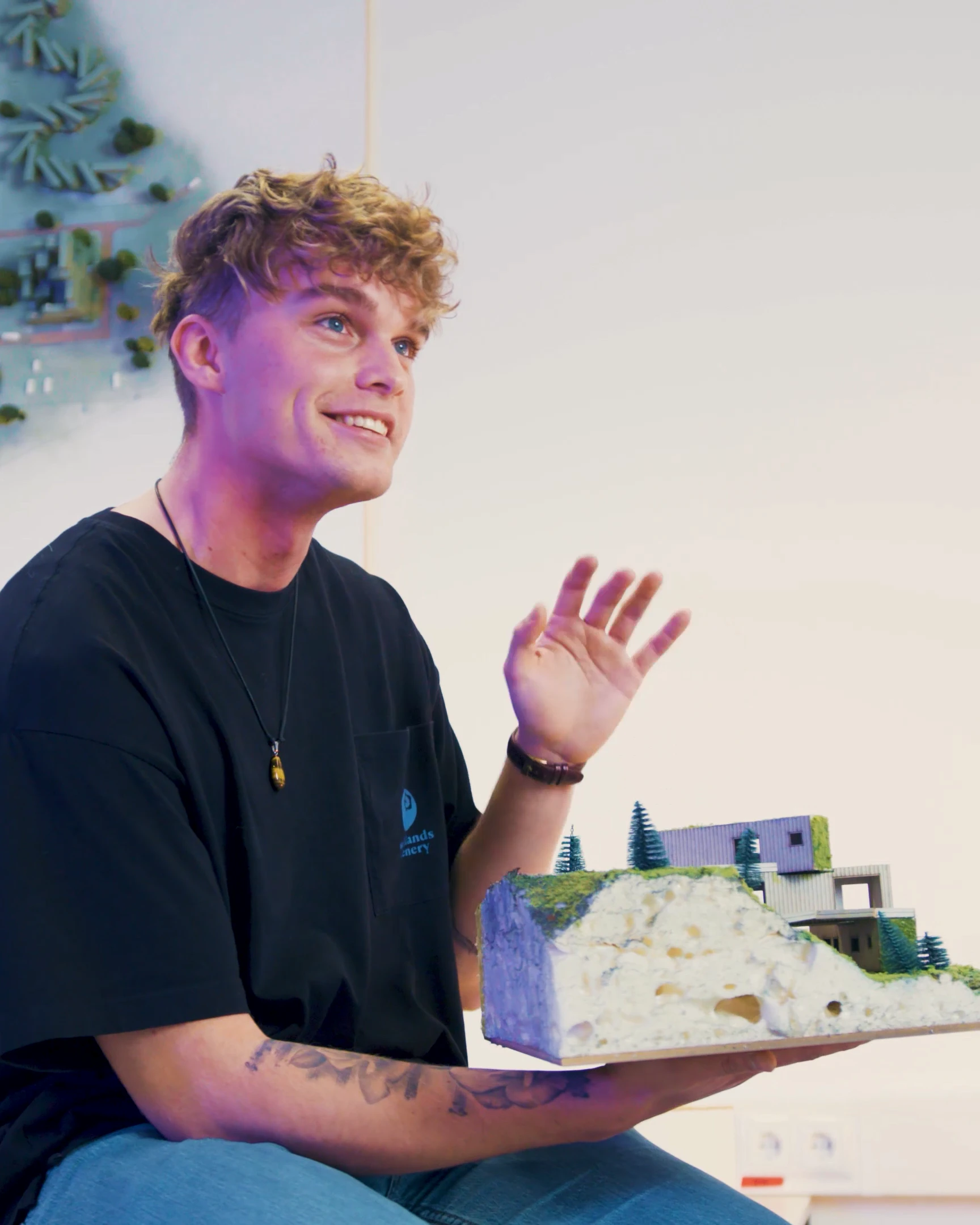 Student zit achter een computer