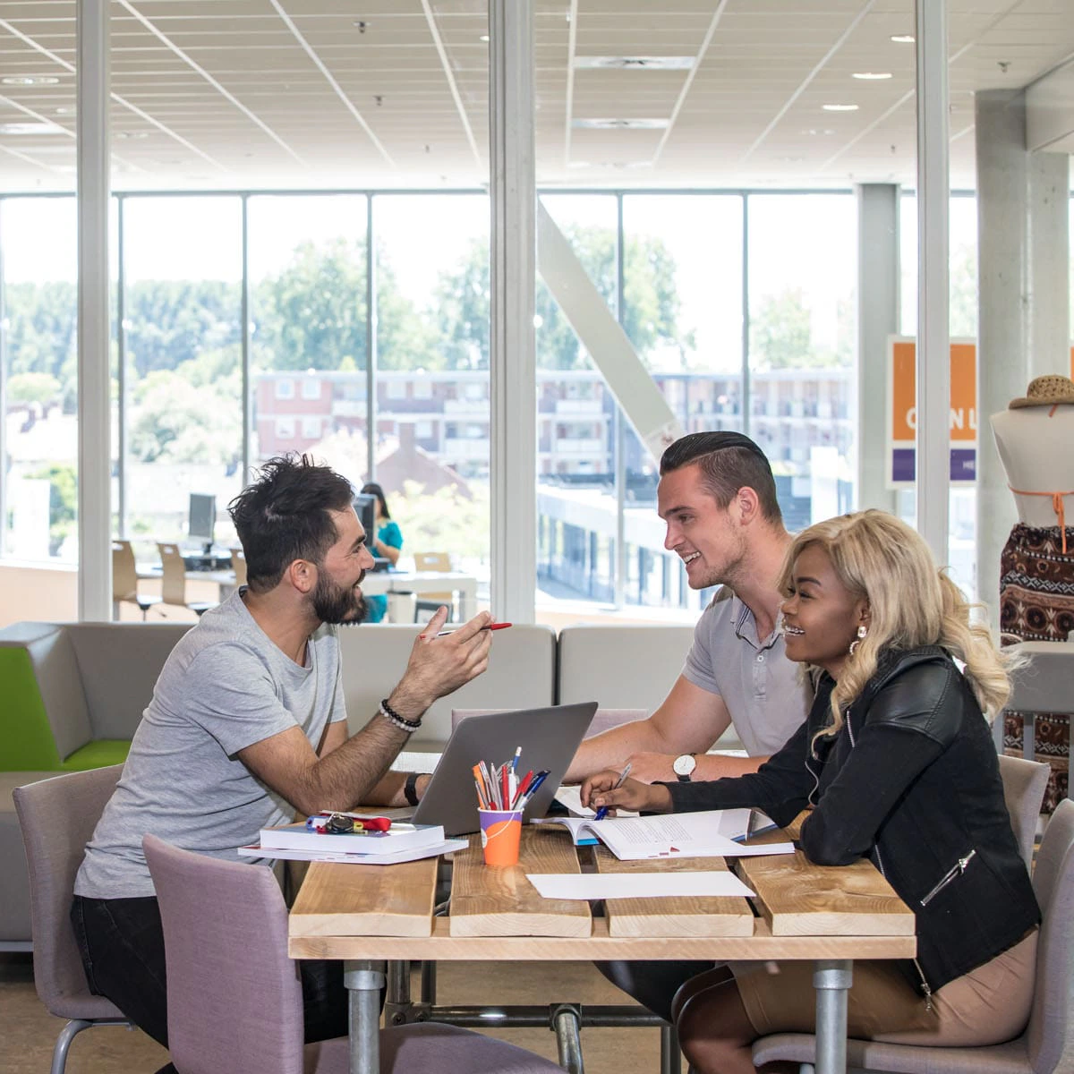 Studenten overleggen met elkaar