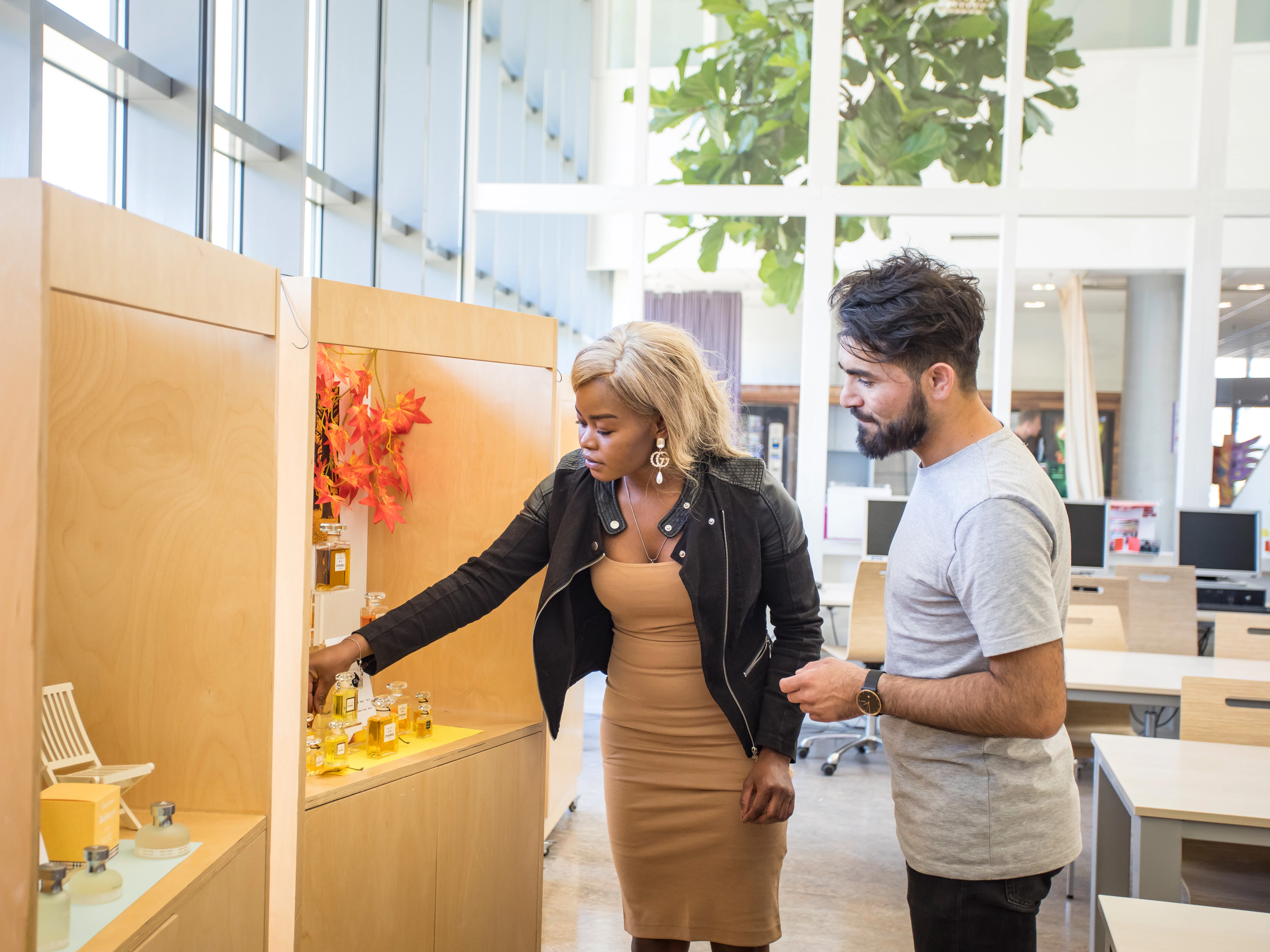 Twee studenten maken etalage klaar