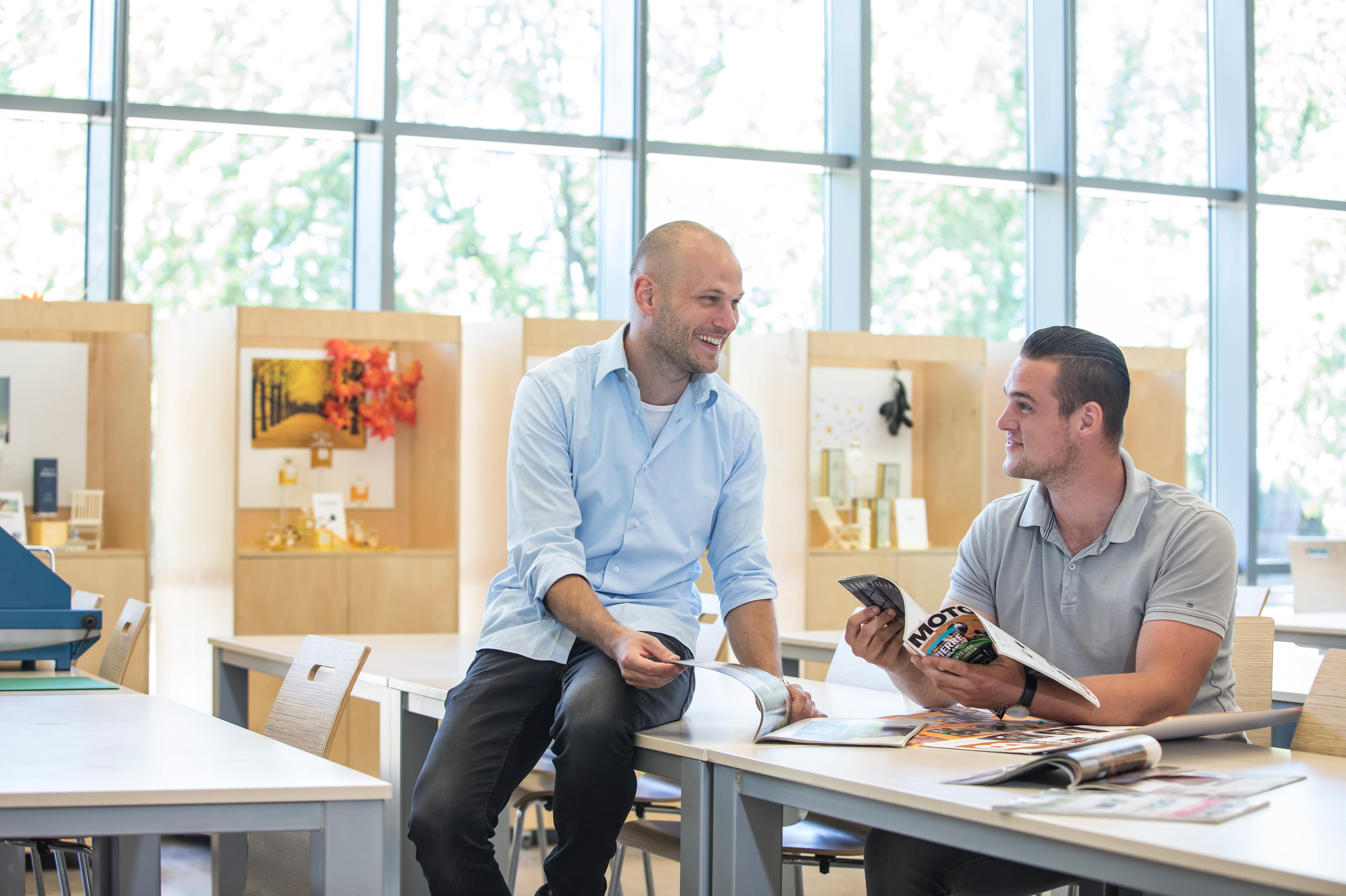 Docent en student werken samen